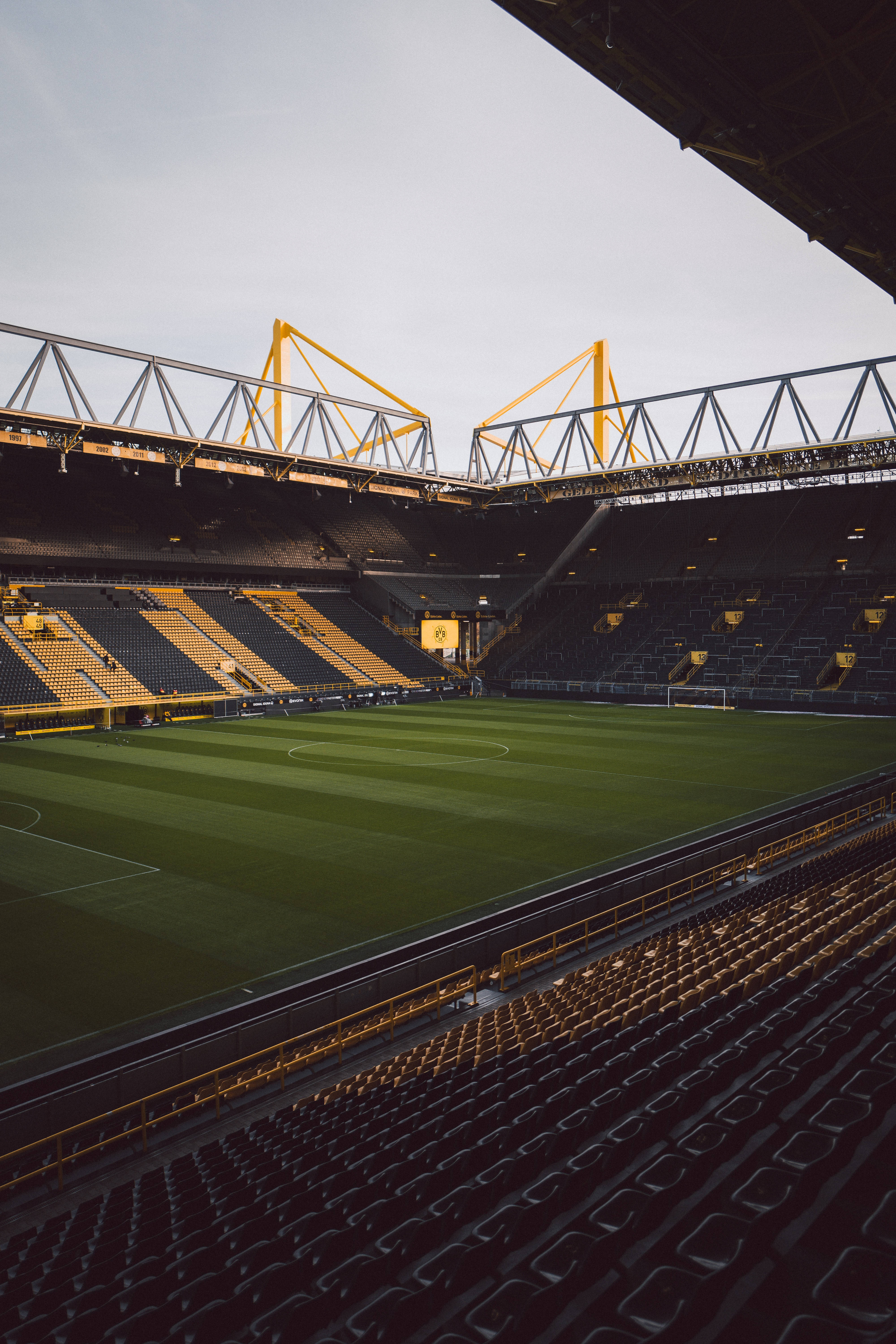 Iniiwan ang Pinakamalungkot na Football Stadium sa Mundo Wallpaper