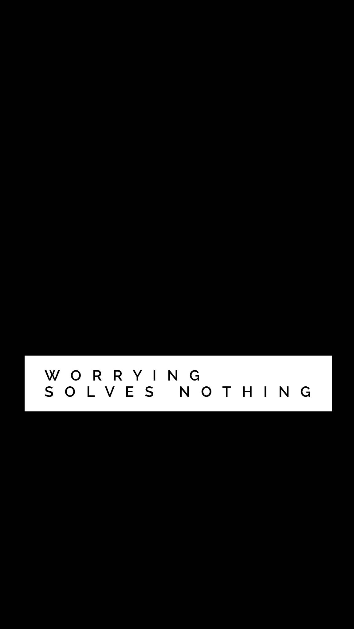 Inspirasyonal na Black and White Quote - "Walang Nalulutas ang Pag-aalala" Wallpaper