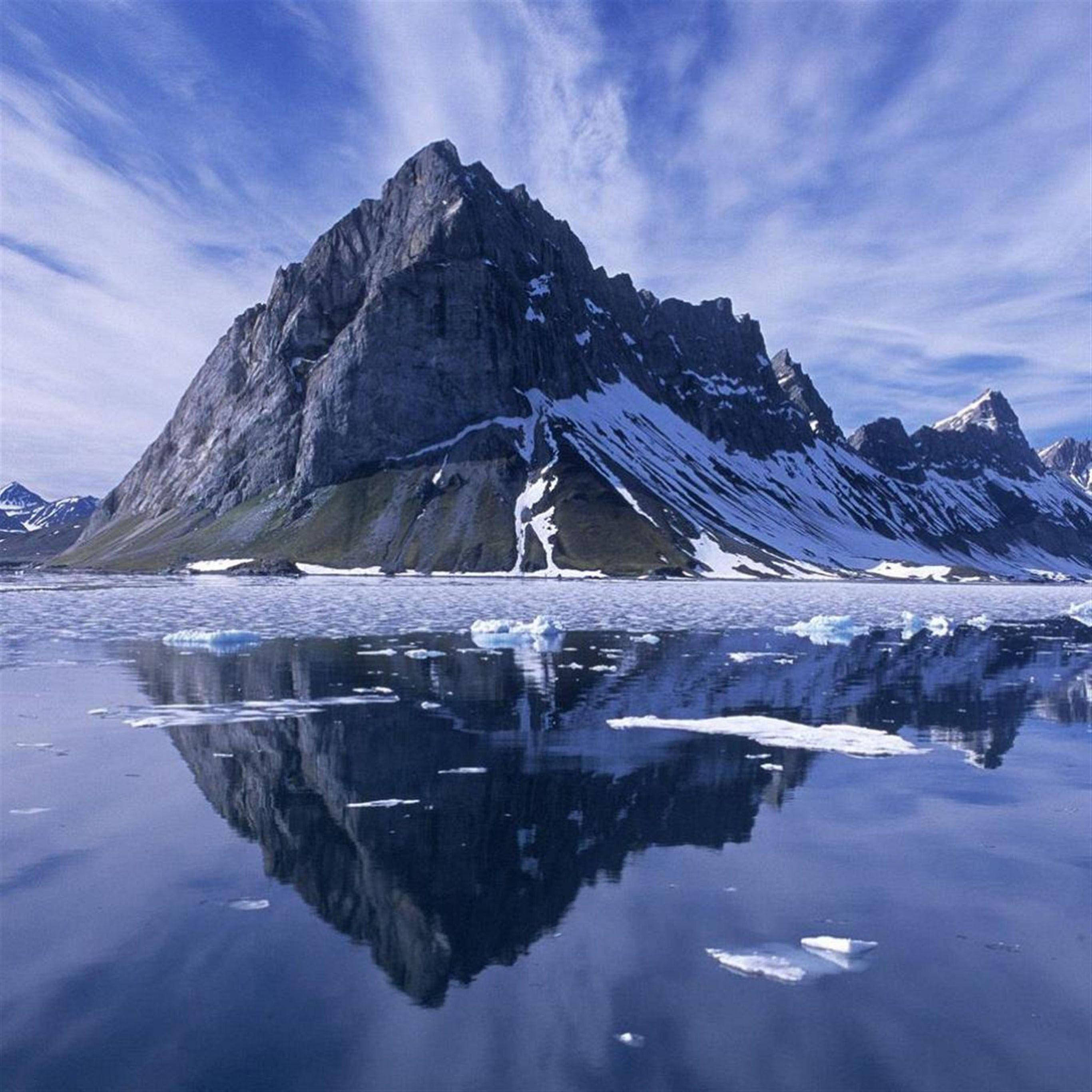 iPad Pro Bundok Niyebe Malapit sa Tubig Wallpaper