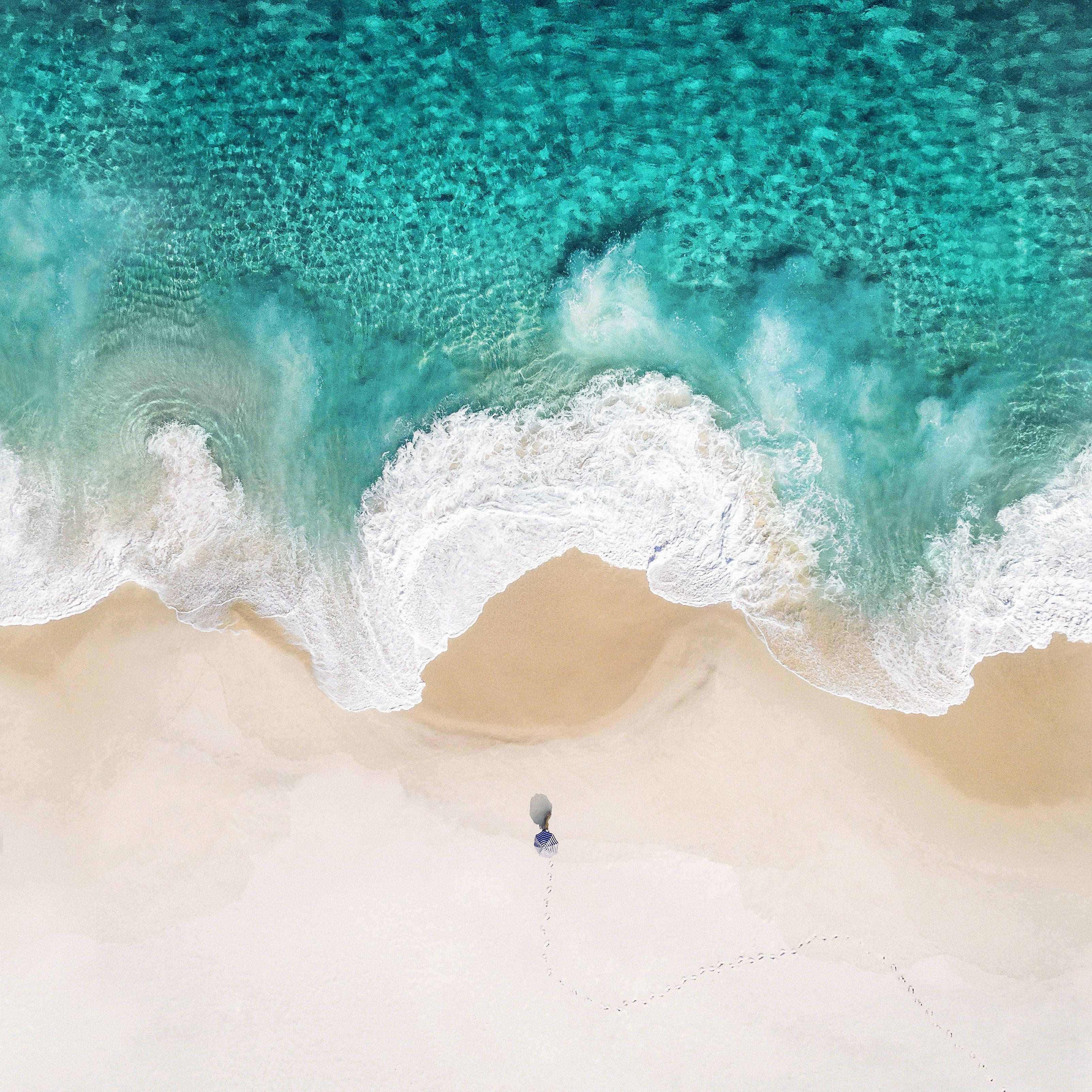iPad Pro Tanaw na Ibabaw ng Dalampasigan na may Payong Wallpaper