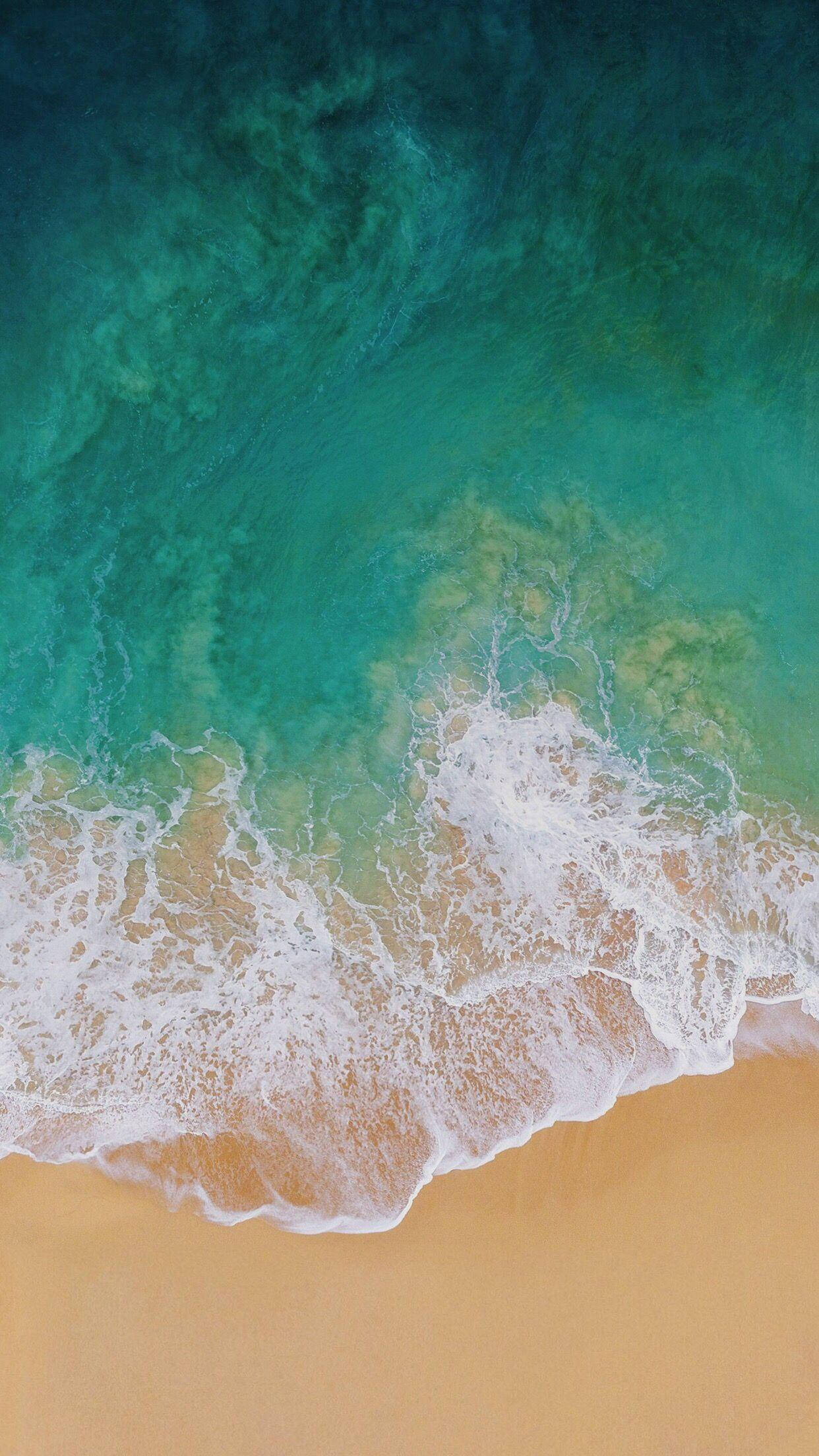 iPad Pro Tanawin Mula sa Itaas ng mga Alon sa Dalampasigan Wallpaper