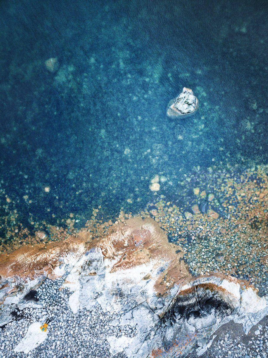 iPad Pro Tubig Malapit sa Maliit na Bato Wallpaper
