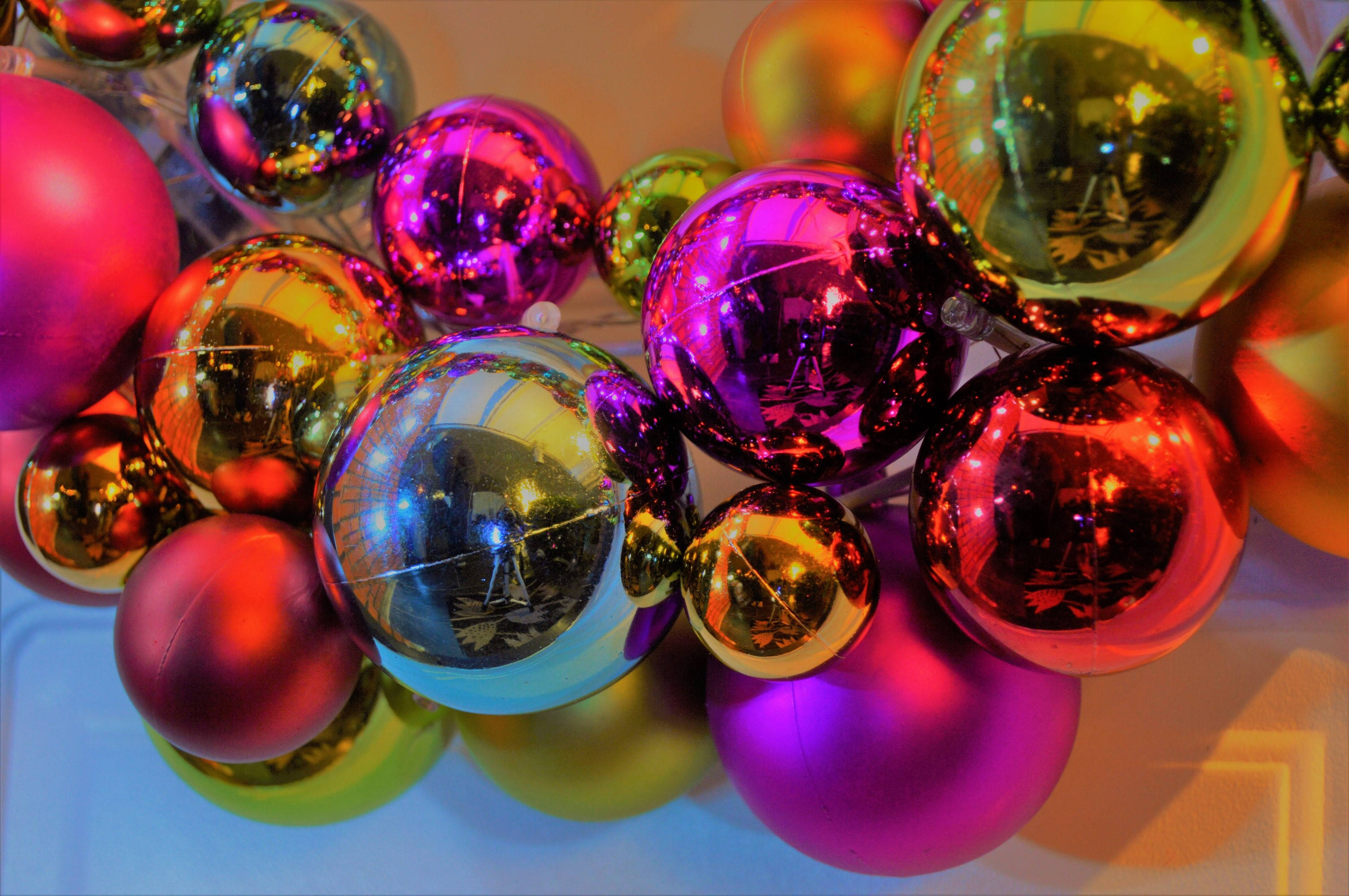 Ipagdiwang ang Masayang Panahon ng Pasko Gamit ang Makintab na mga Ornamentong Pasko Wallpaper