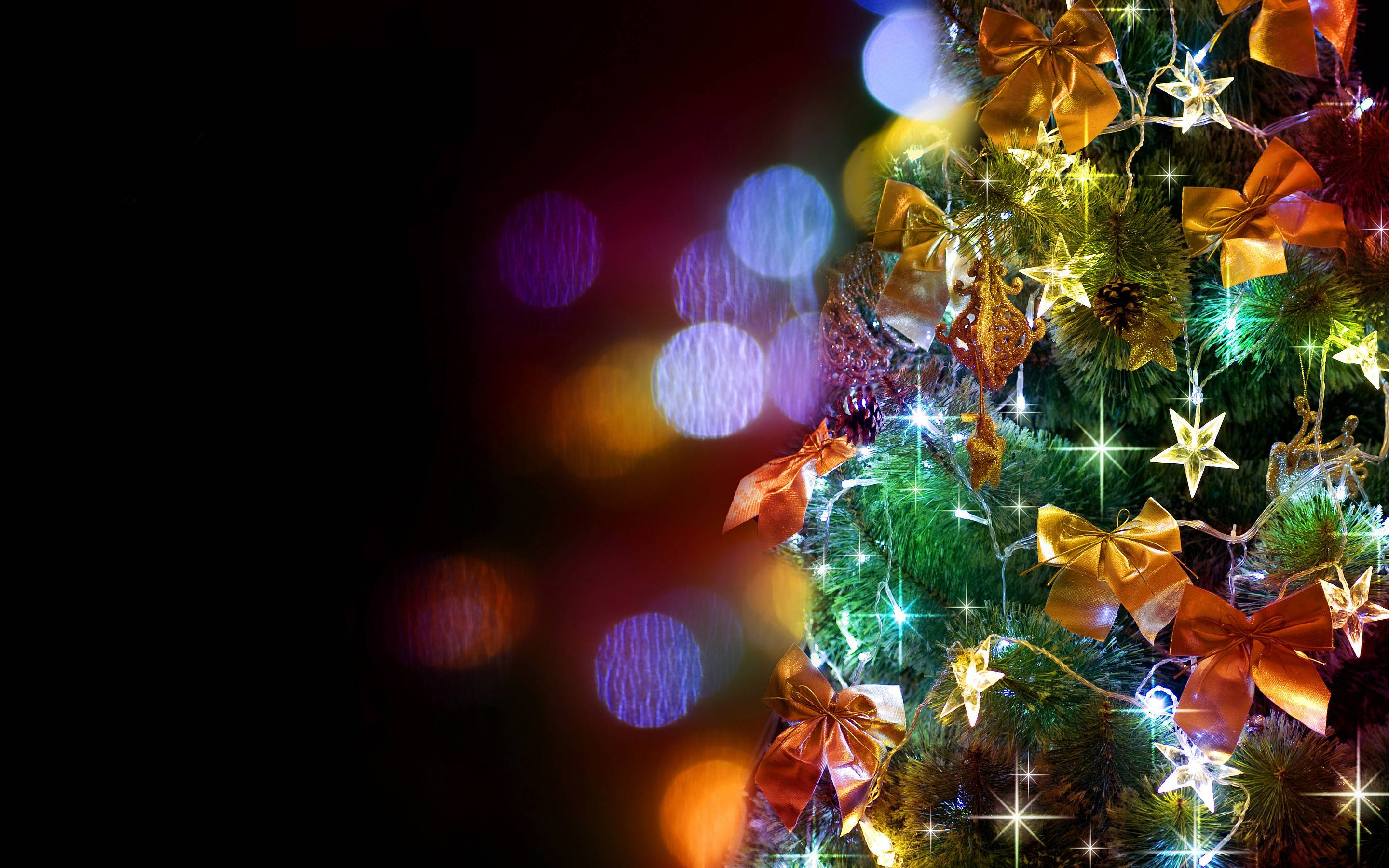 Ipagdiwang ang Pasko kasama ang Masayang Christmas Tree Display na Ito Wallpaper