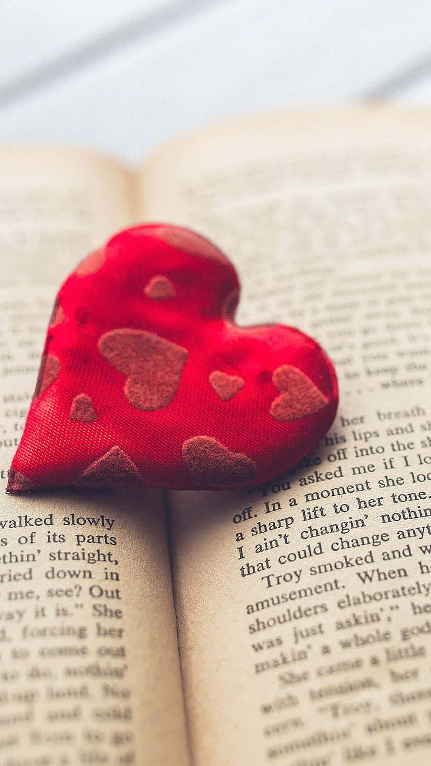 Ipagdiwang ang pag-ibig sa pamamagitan ng pagpapahalaga sa iyong puso ❤️ Wallpaper