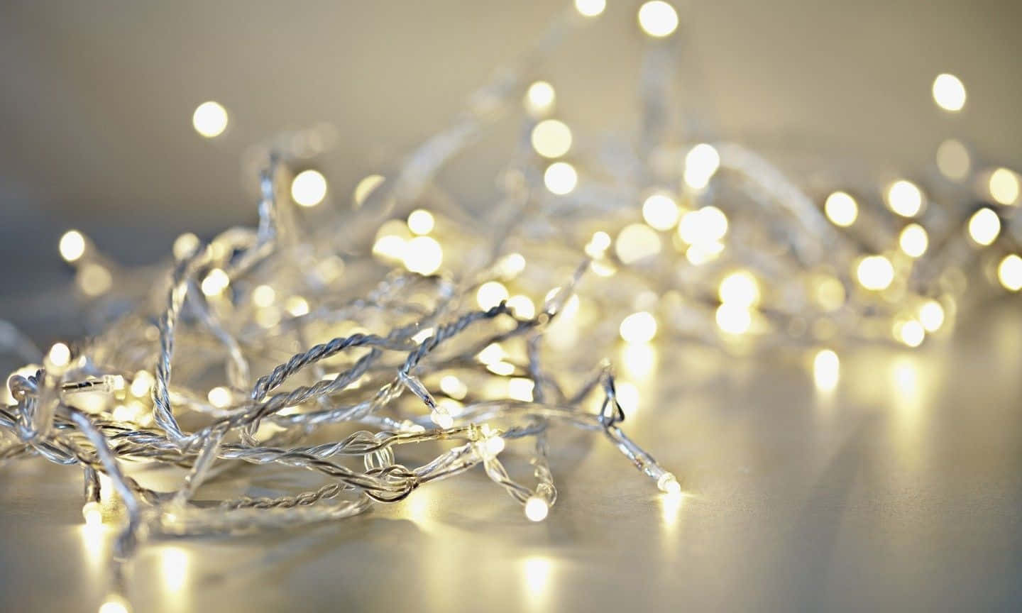 Ipagdiwang ang Pasko gamit ang Makukulay na Christmas Lights Wallpaper