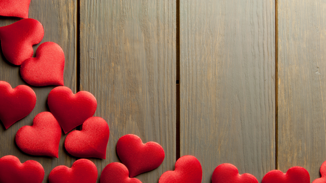 Ipahayag ang iyong pagmamahal at pag-aalaga gamit ang magandang Love Heart background Wallpaper