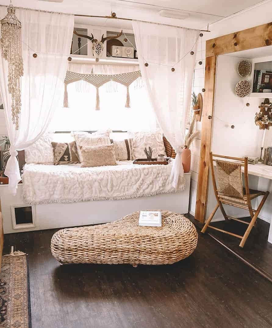 Ipahayag ang iyong panloob na boho style gamit ang makukulay na print at floral textures. Wallpaper
