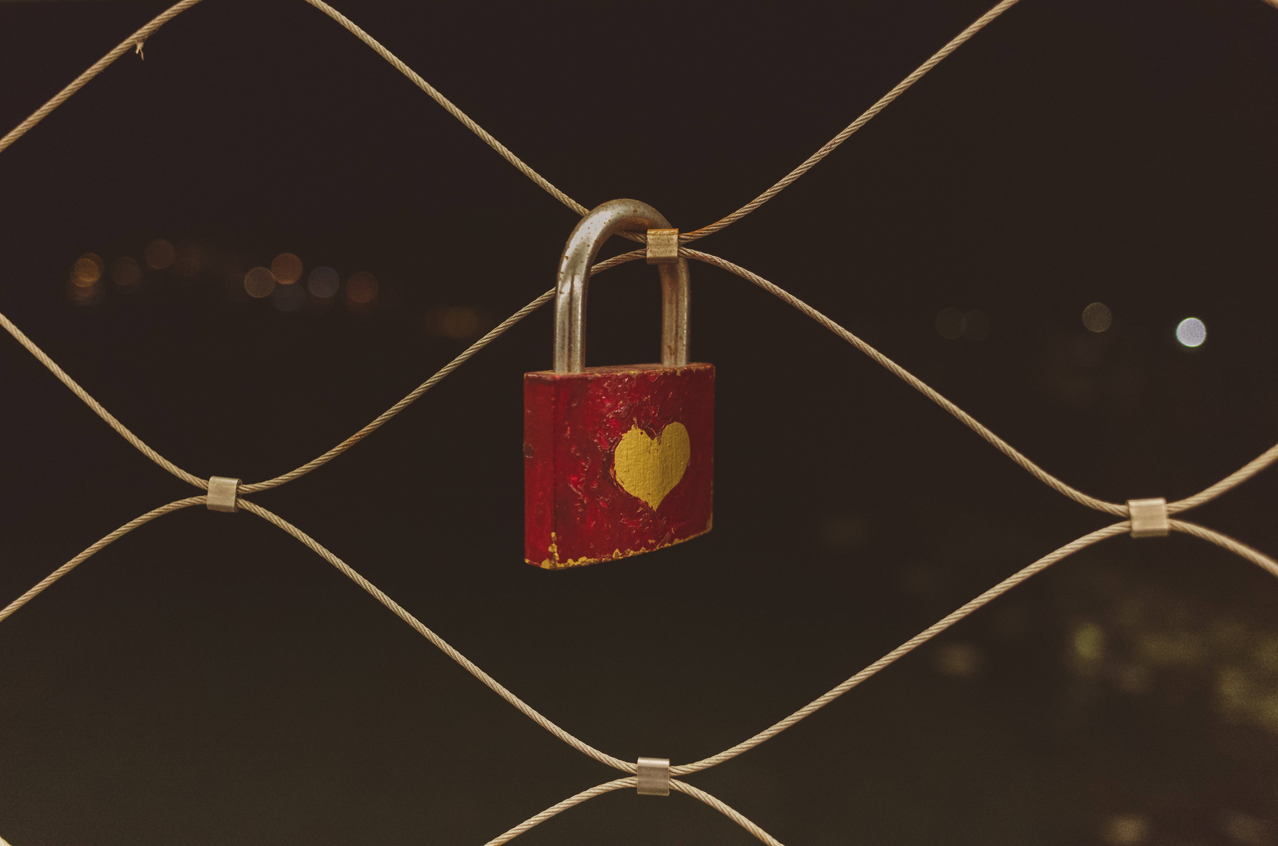 Ipakita ang iyong pagmamahal gamit ang vintage lock. Wallpaper