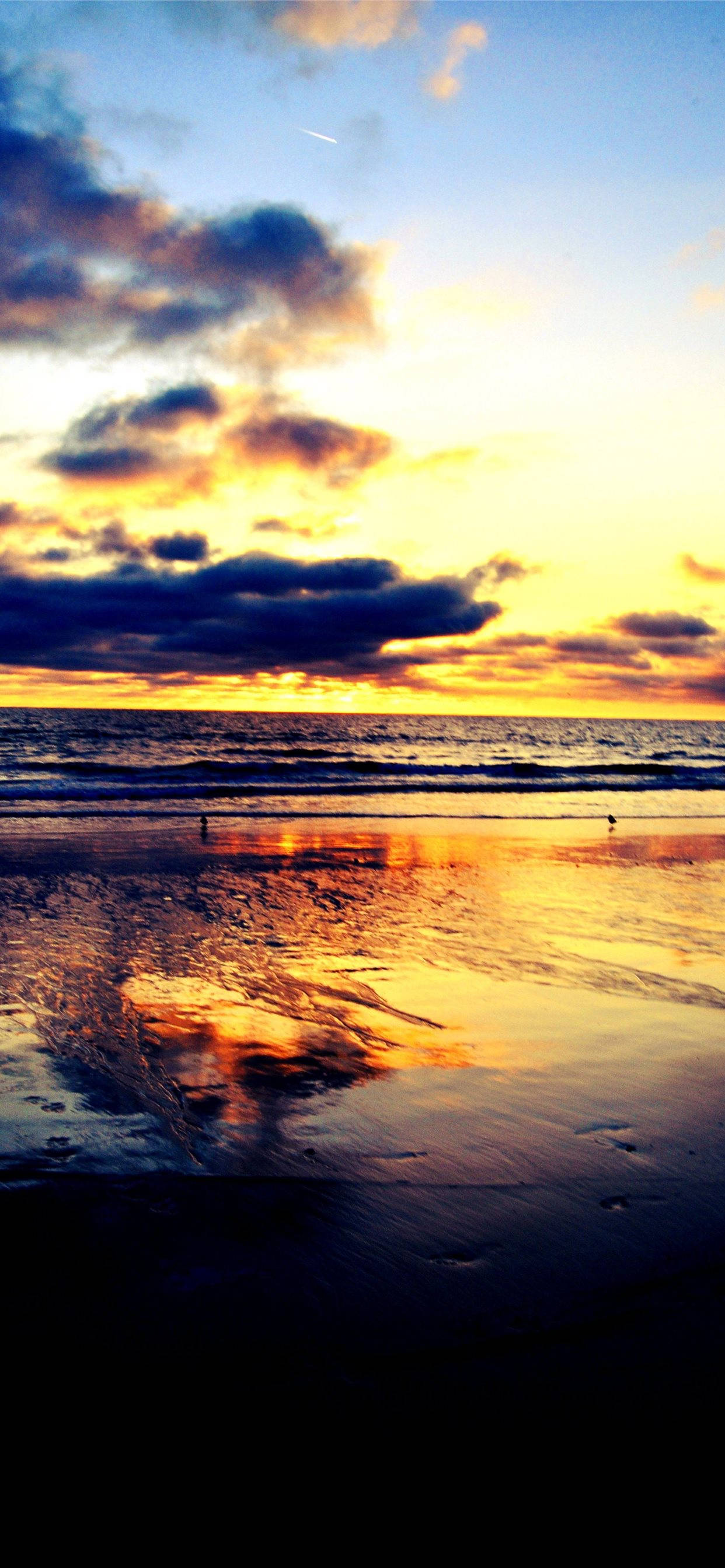 iPhone California Baybay at Maulap na Langit Wallpaper