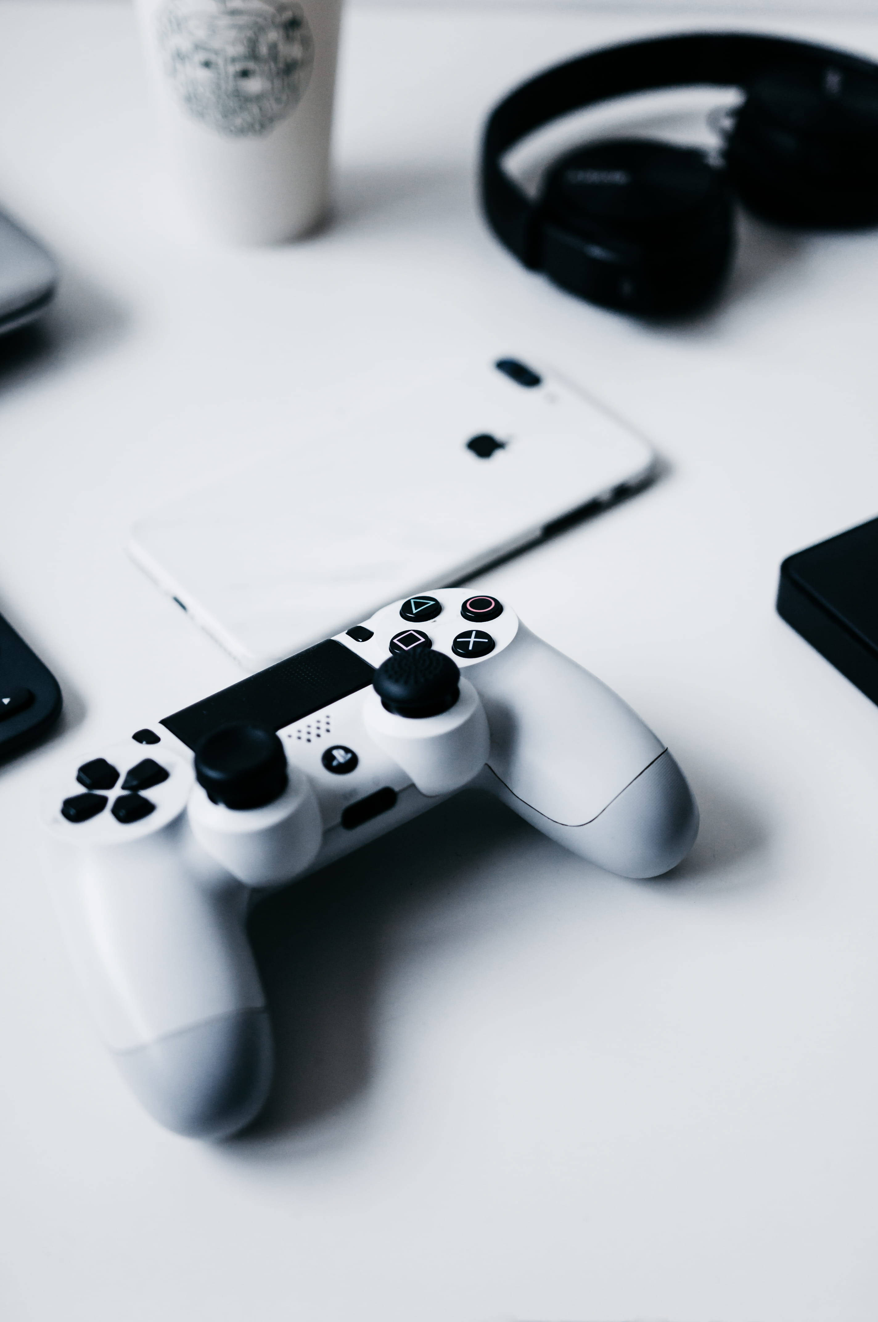 iPhone Desk na May PlayStation Controller Wallpaper