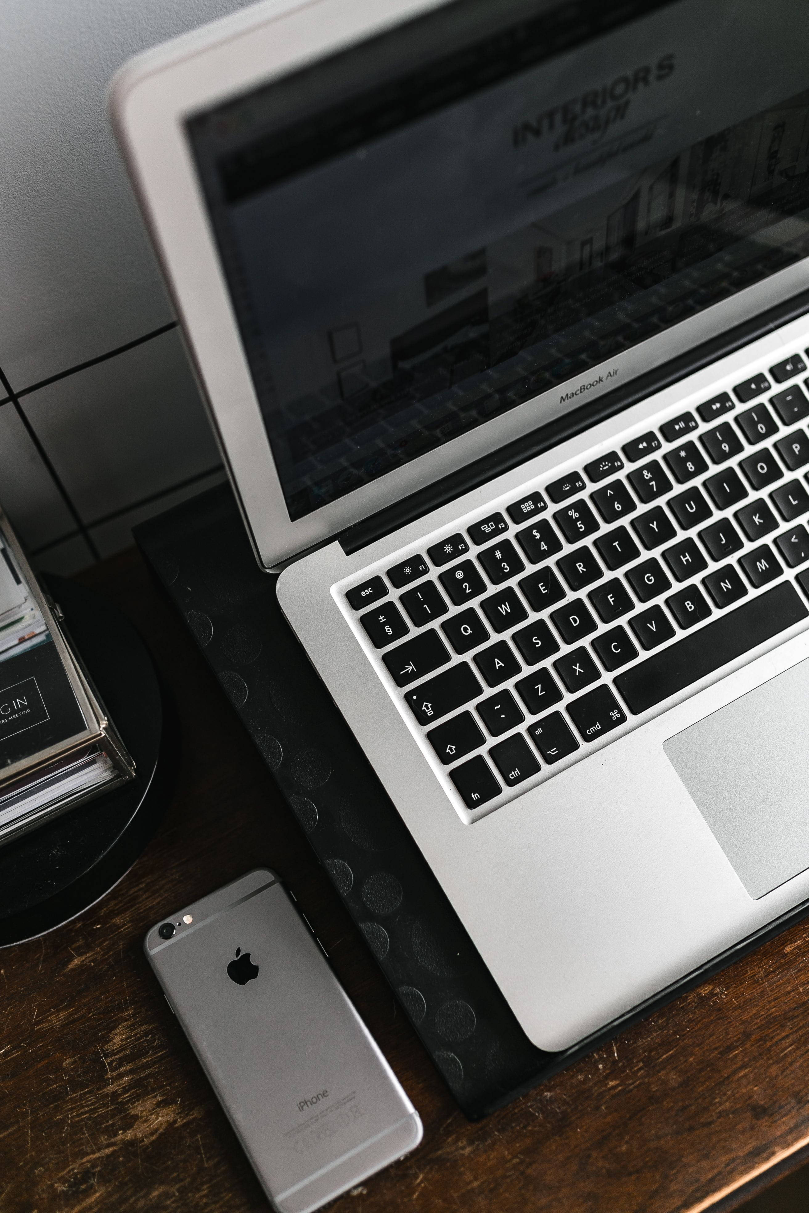 iPhone Desk na May Silver MacBook Wallpaper