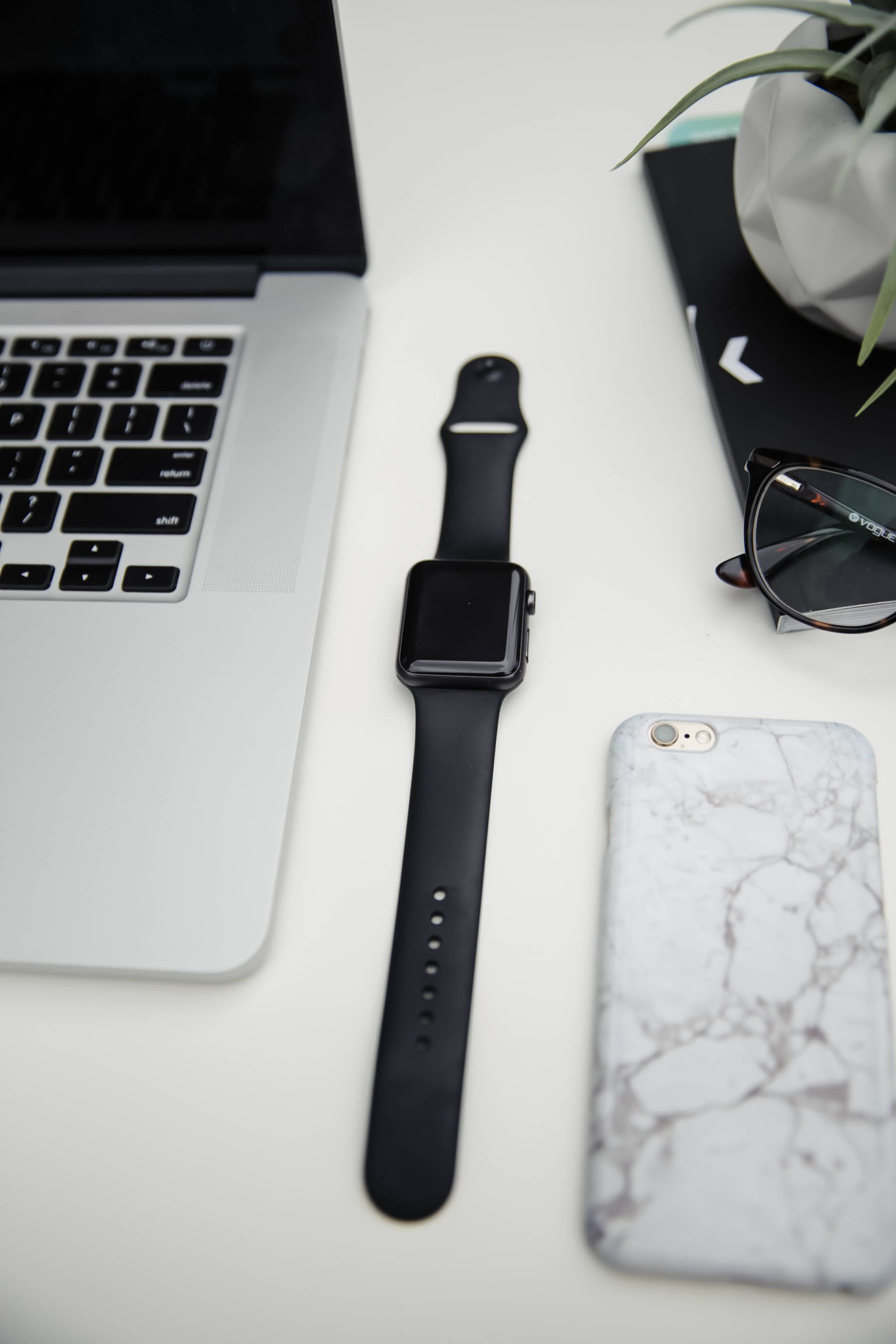 iPhone Desk Na May Smartwatch Wallpaper