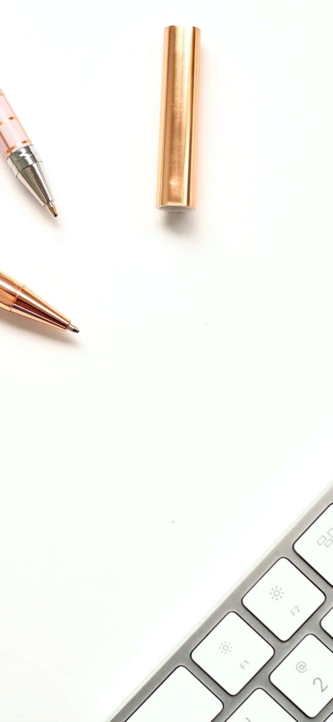 iPhone X Desk Background Golden Pens Sa Tabi Ng Keyboard Wallpaper