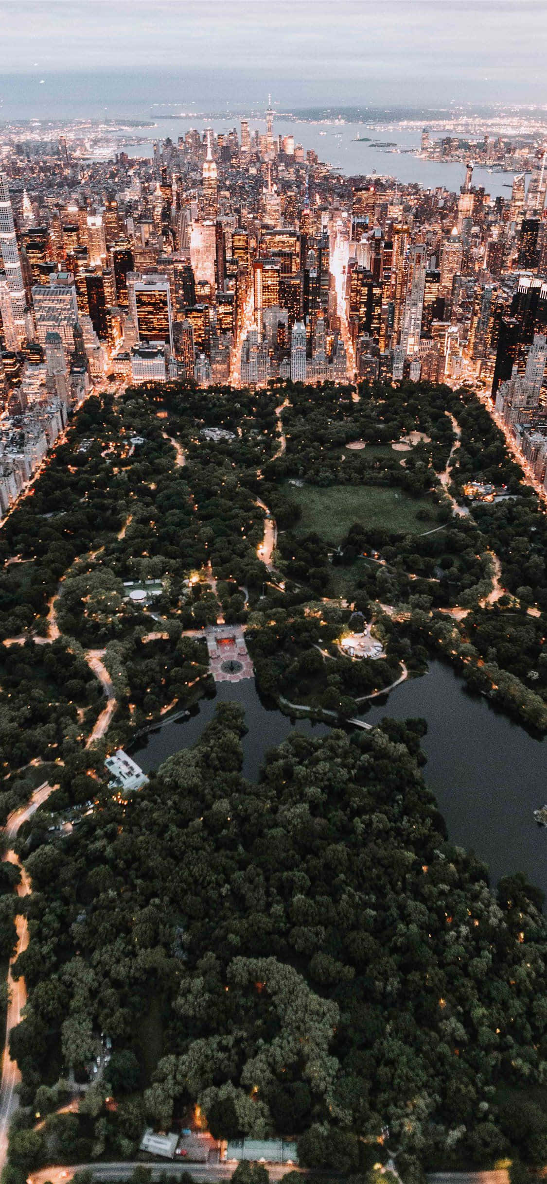iPhone X sa puso ng New York Wallpaper