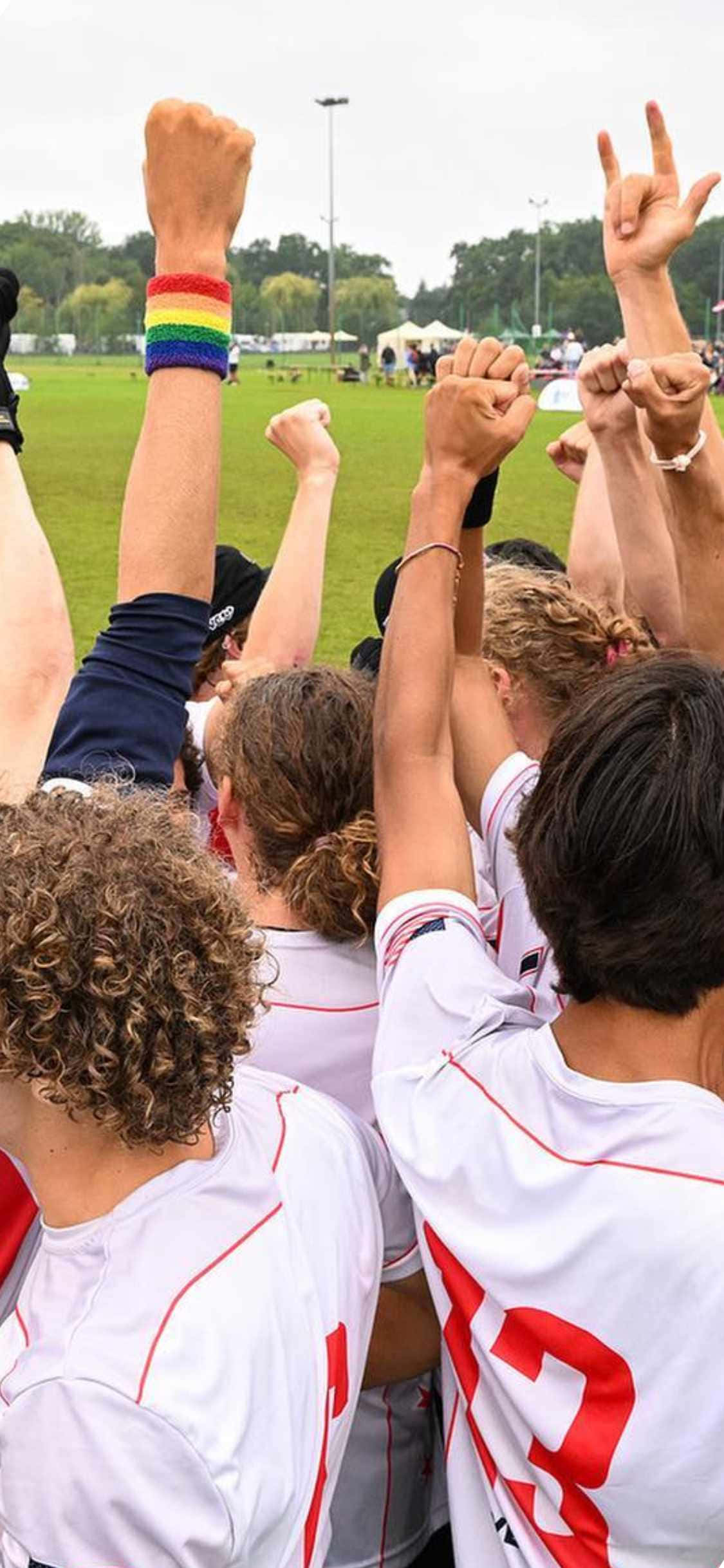 iPhone X Ultimate Frisbee Background Nagtataas na mga Kamao Wallpaper