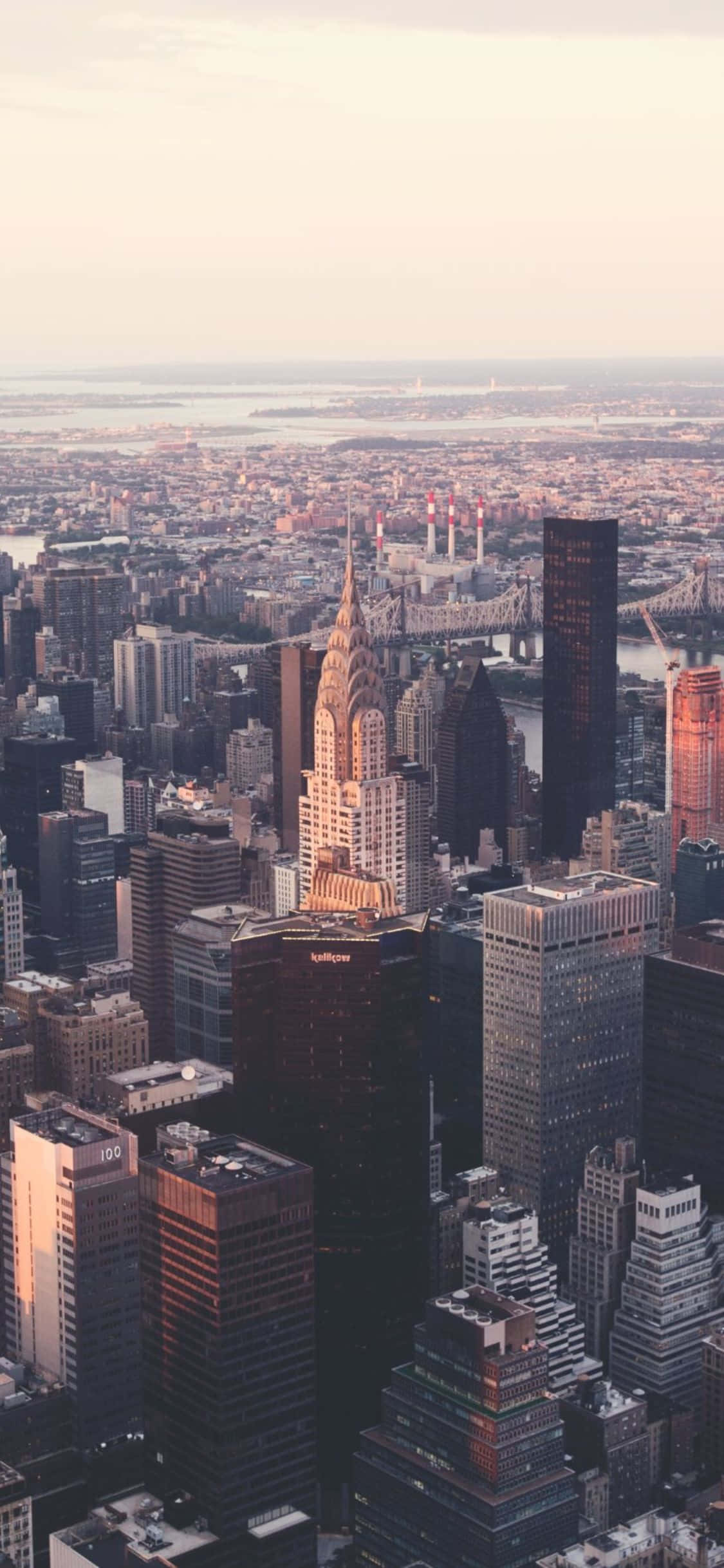 iPhone X na may tanawin ng skyline ng New York Wallpaper