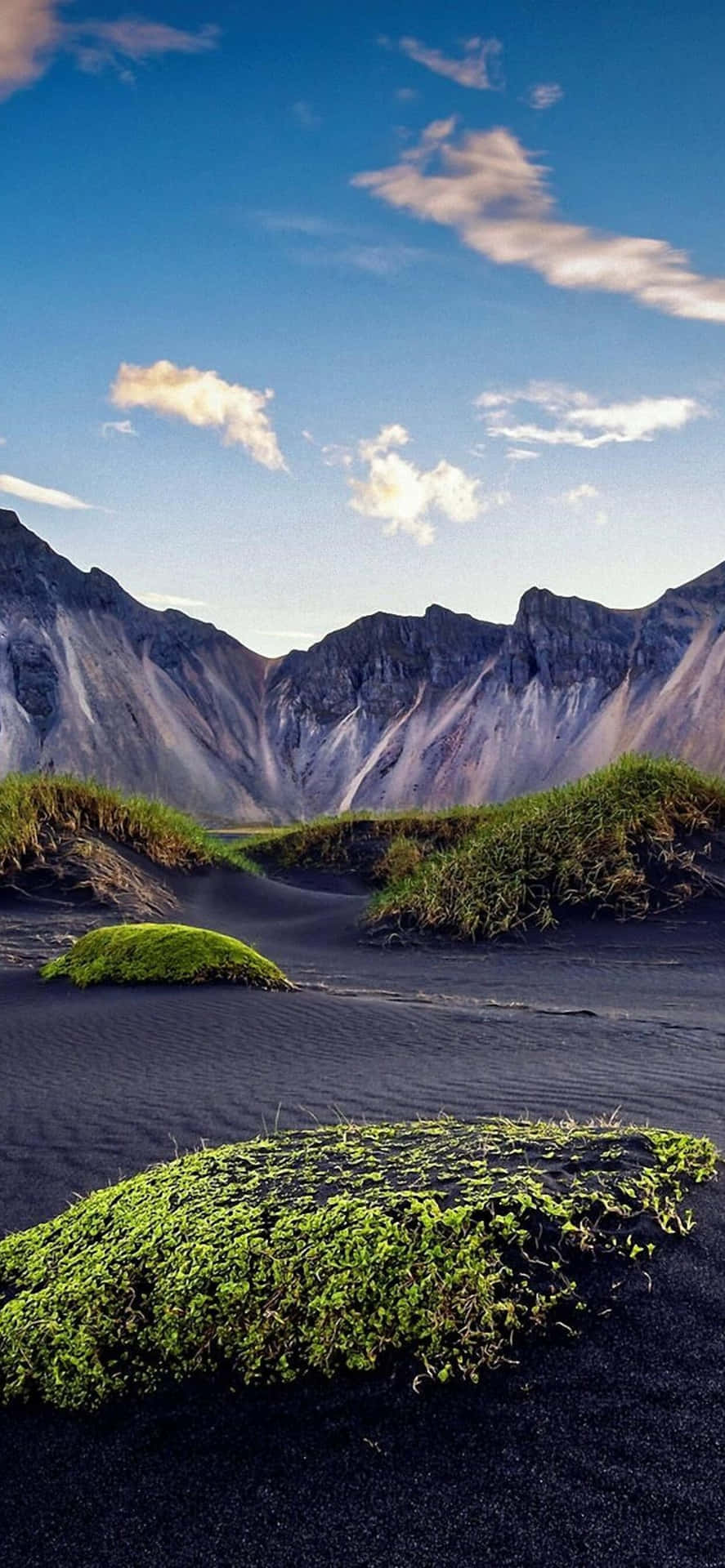 iPhone Xs Max Apple Background na Kulay-abong mga Bundok Wallpaper