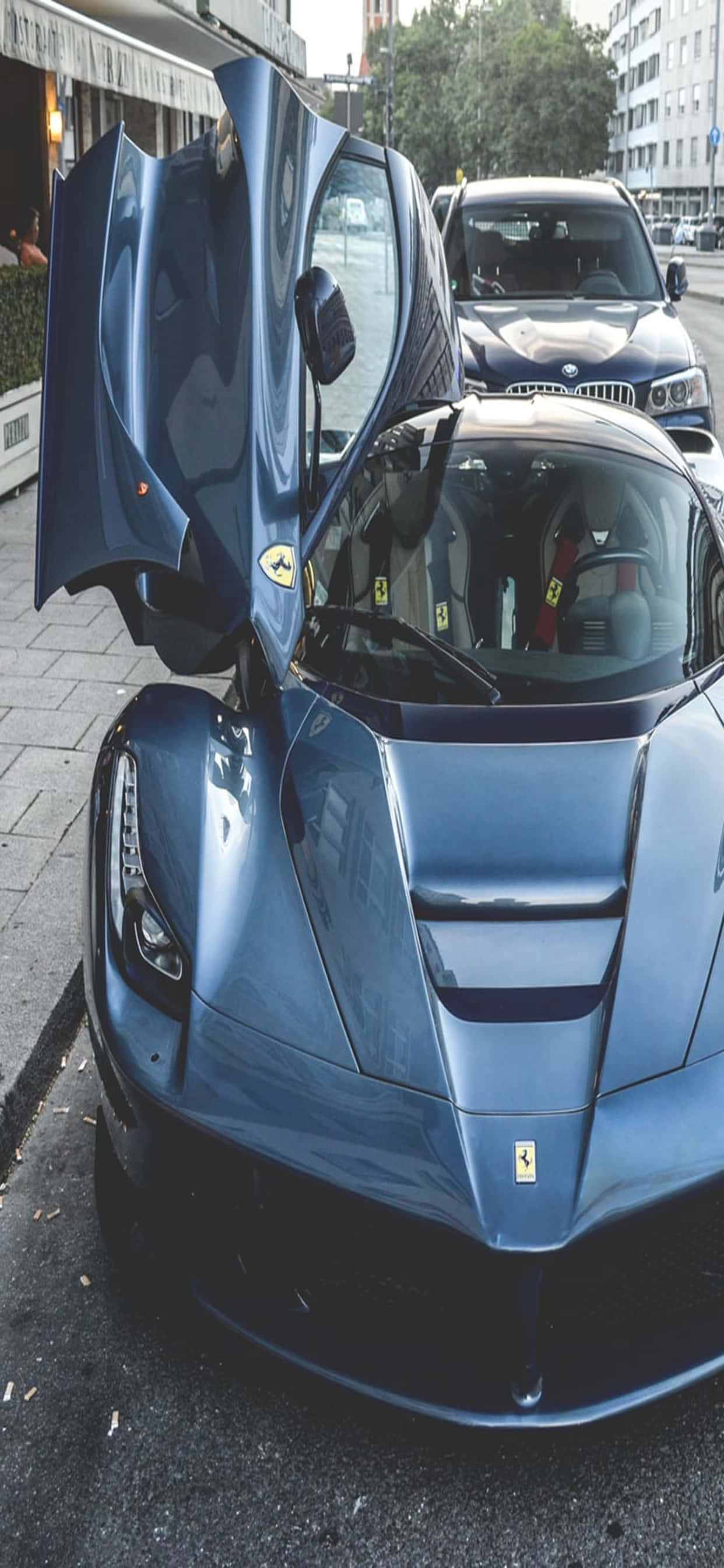iPhone Xs Max Ferrari Background na Bukas na Asul na LaFerrari Wallpaper