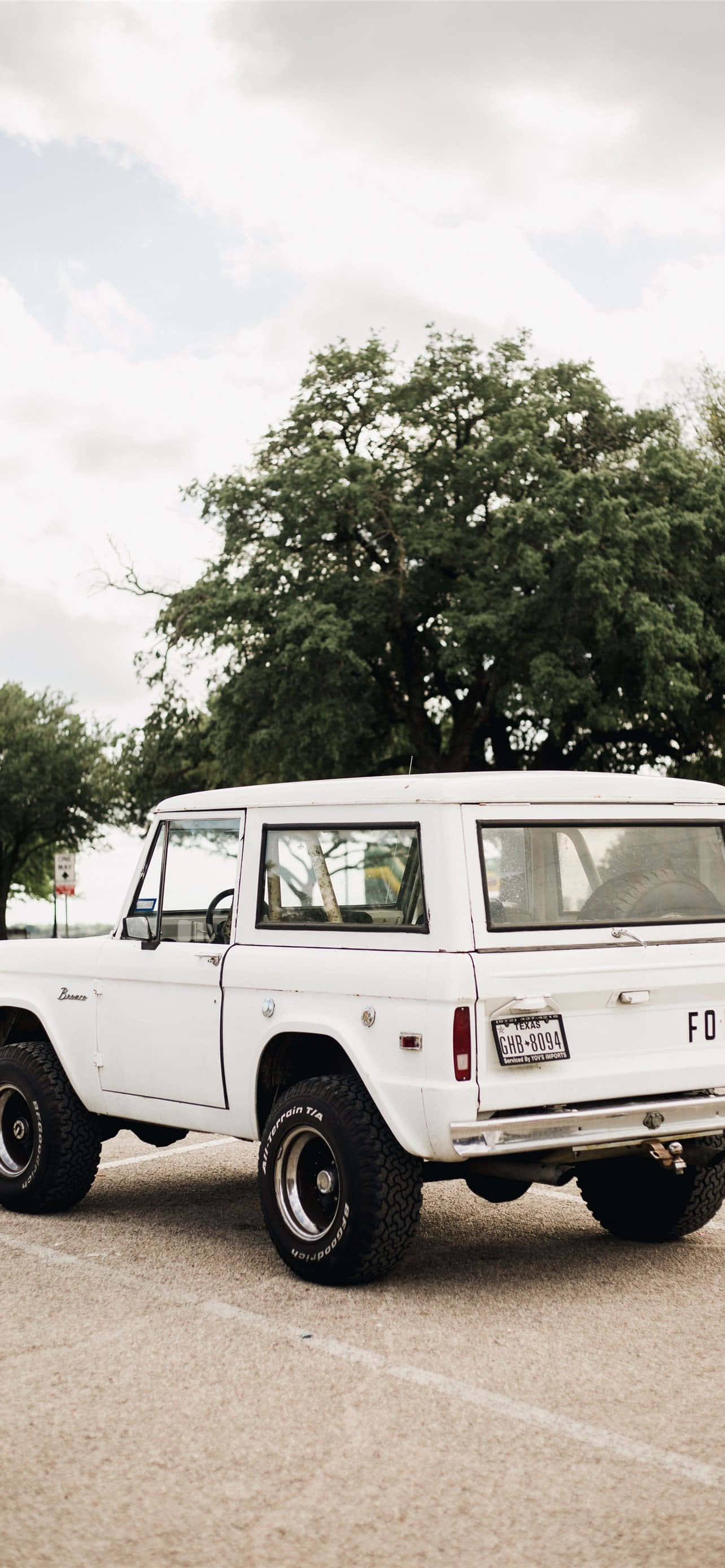 iPhone XS Max Project Cars 2 White Ford Bronco Background Wallpaper