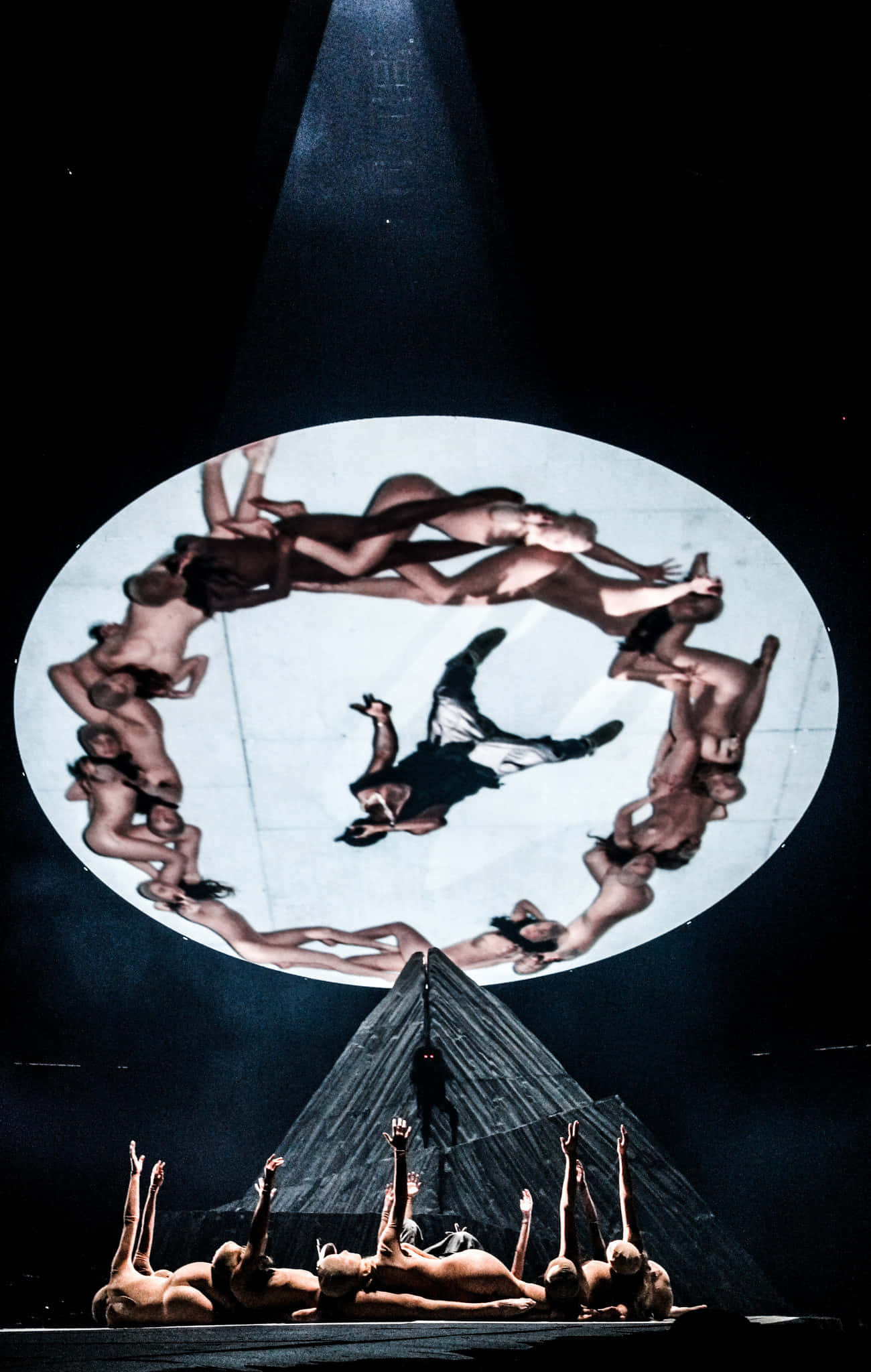 Ipinakita ni Kanye West ang Kanyang Natatanging Estilo sa Yeezus Tour Wallpaper