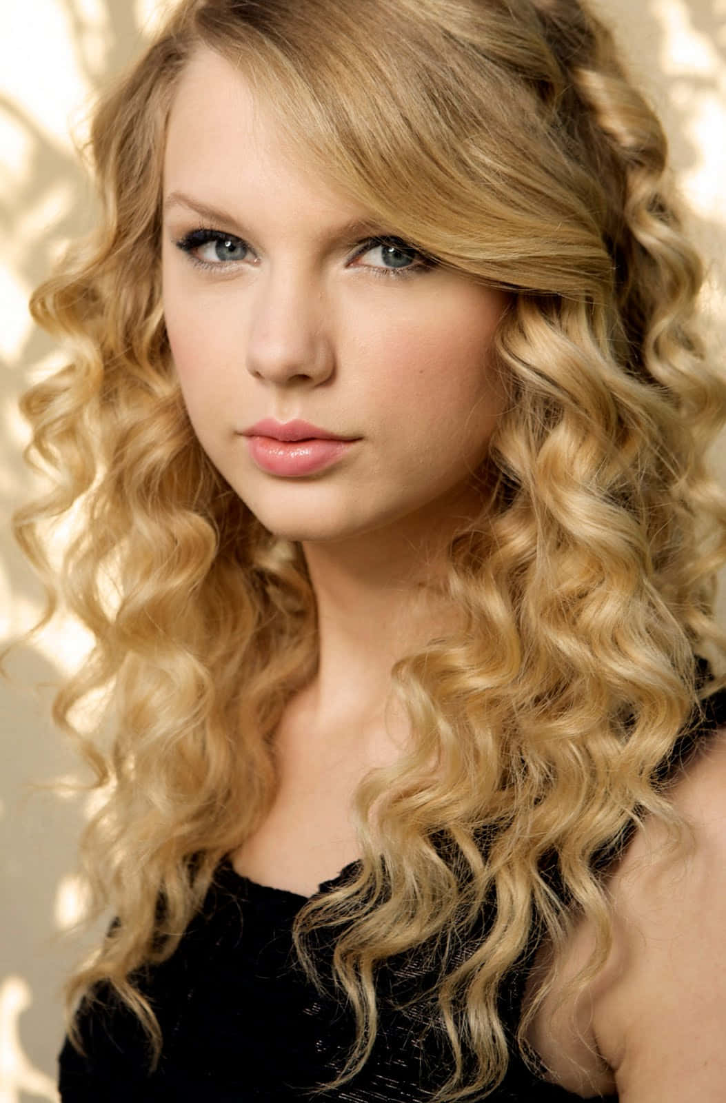 Ipinakita ni Taylor Swift ang kanyang magandang ngiti Wallpaper