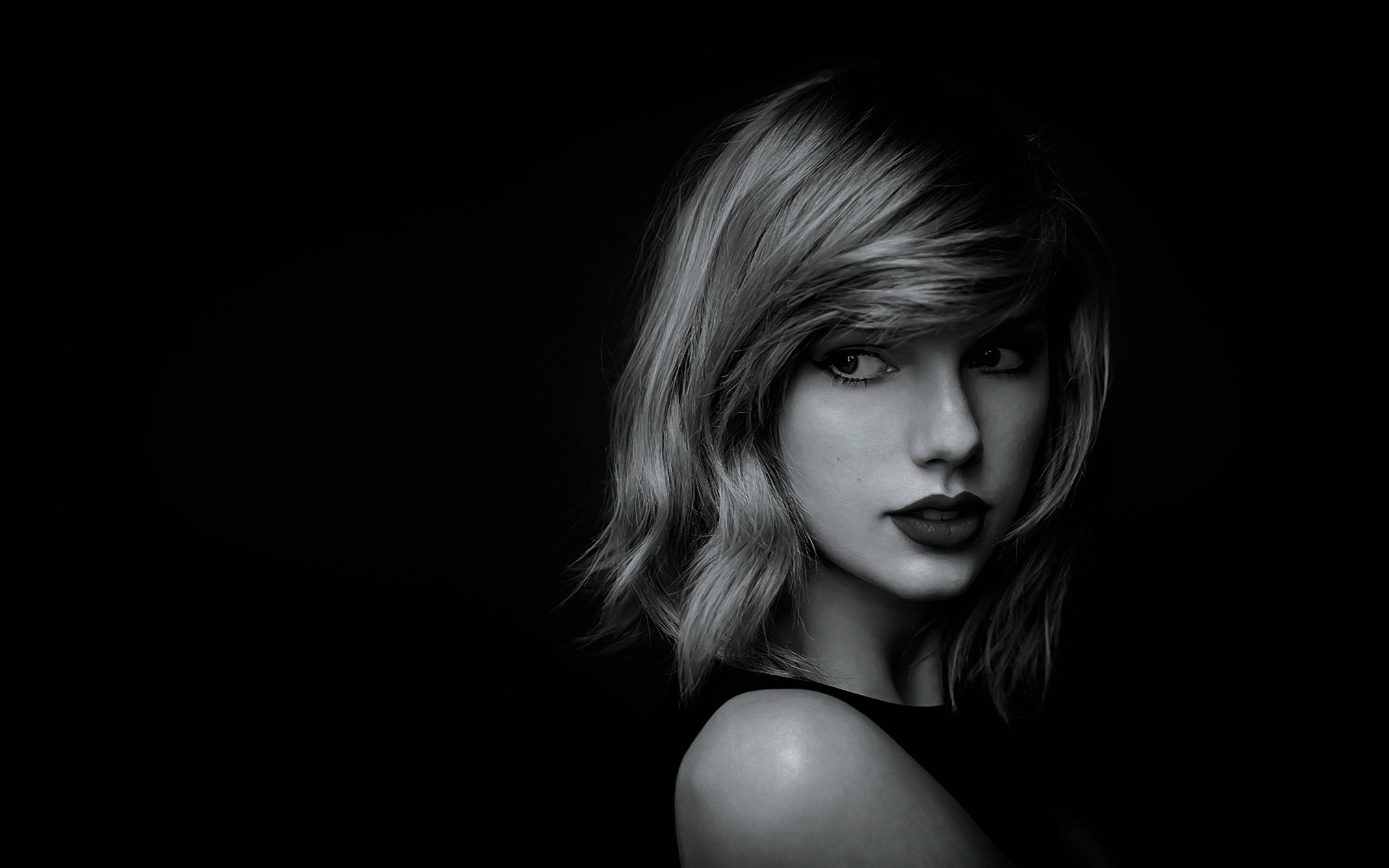 Ipinapakita ni Taylor Swift ang Kanyang Mga Talento sa Musika Wallpaper