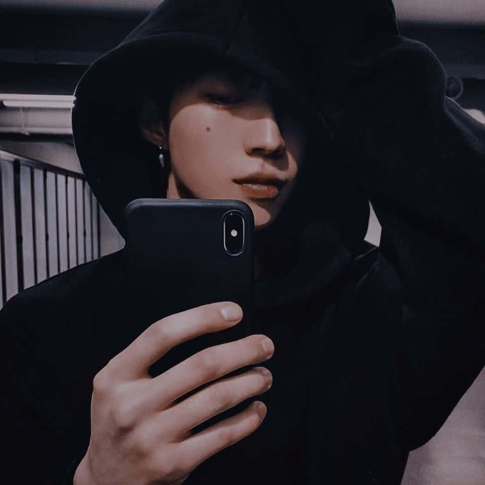 Isang Aesthetic na Batang Nakasuot ng Oversized Sweater at Beanie Wallpaper
