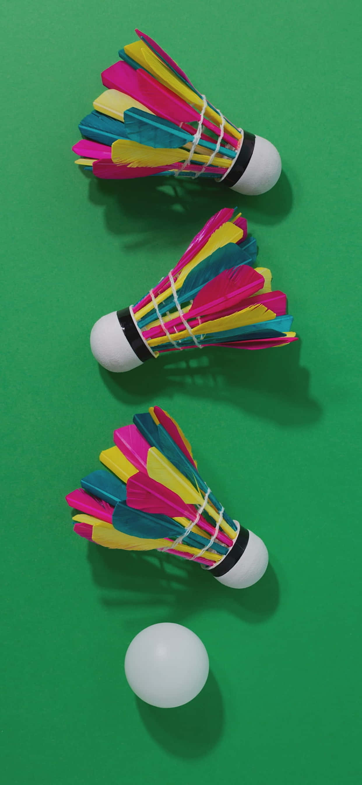 Isang aktibo at matinding laro ng badminton sa isang iPhone XS Max Wallpaper