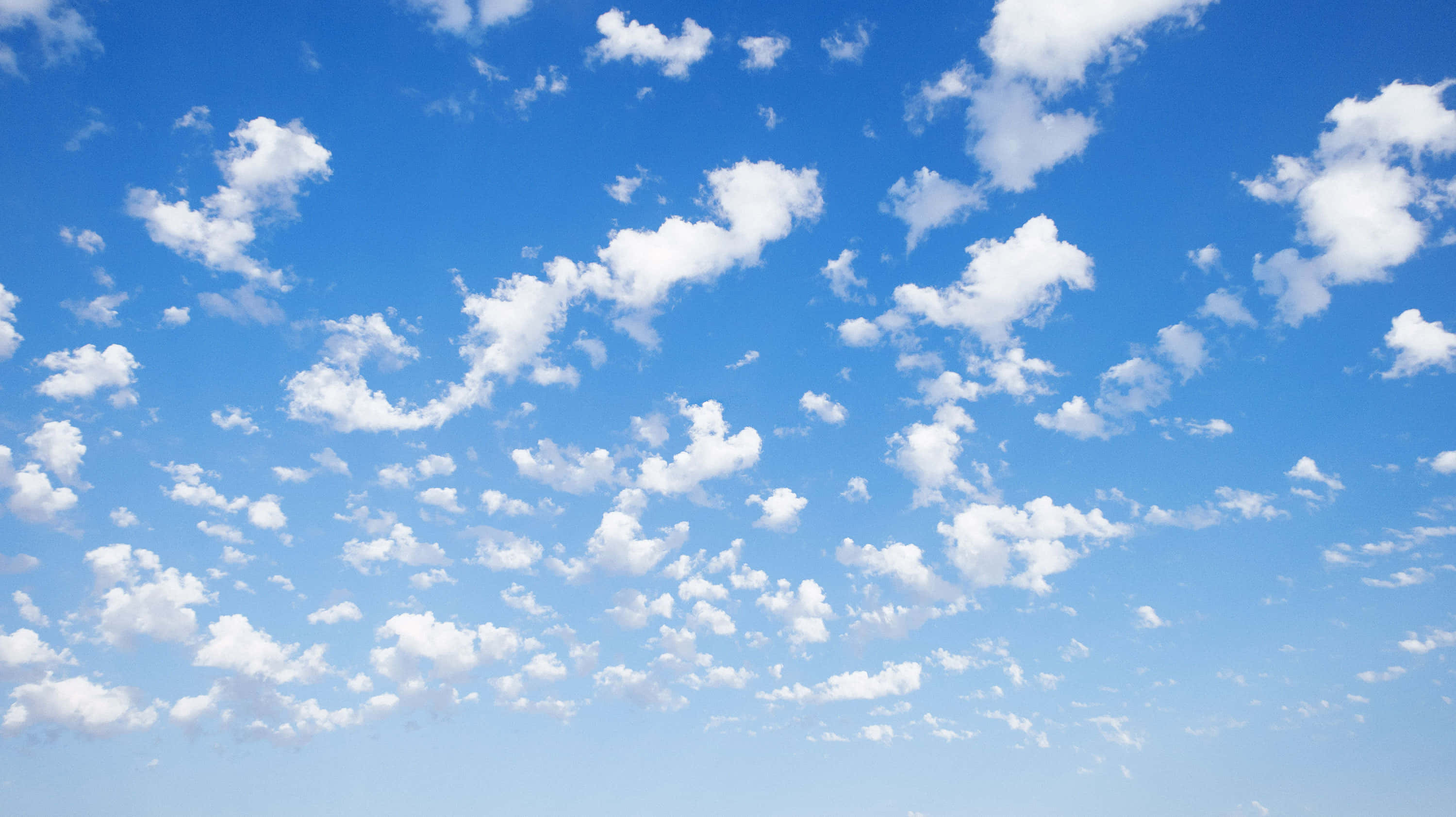 isang asul na langit na may puting ulap at damuhan Wallpaper