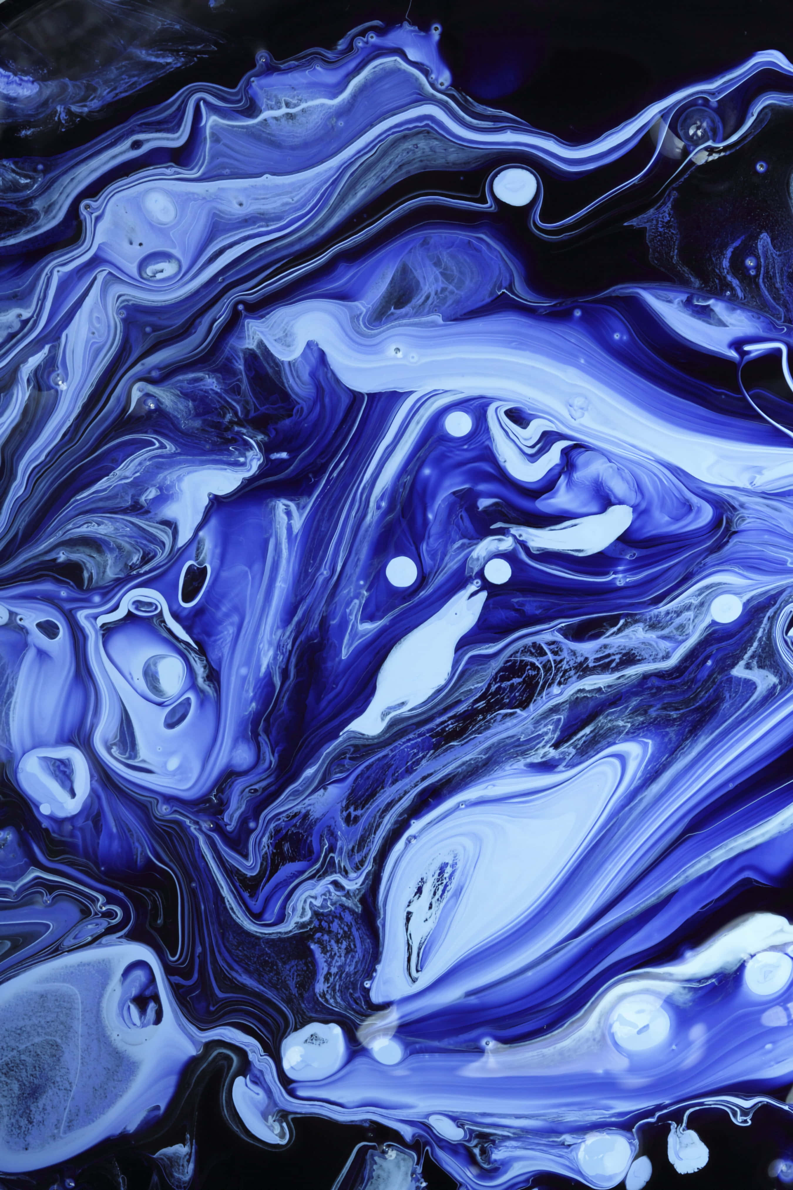 isang asul na likido na may mga ikot ng itim at puti Wallpaper