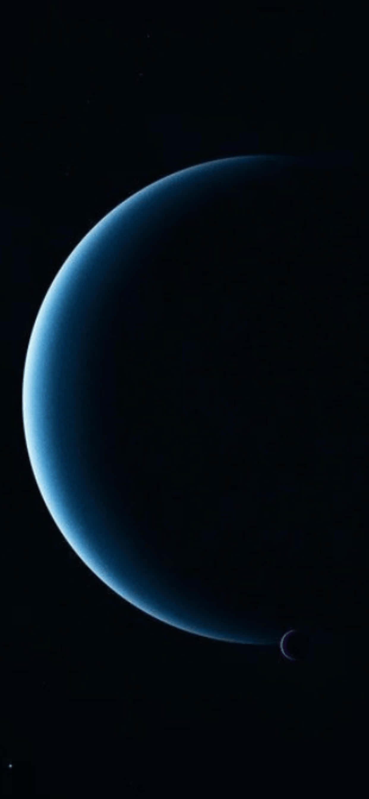 isang asul na planeta na may buwan sa likod Wallpaper
