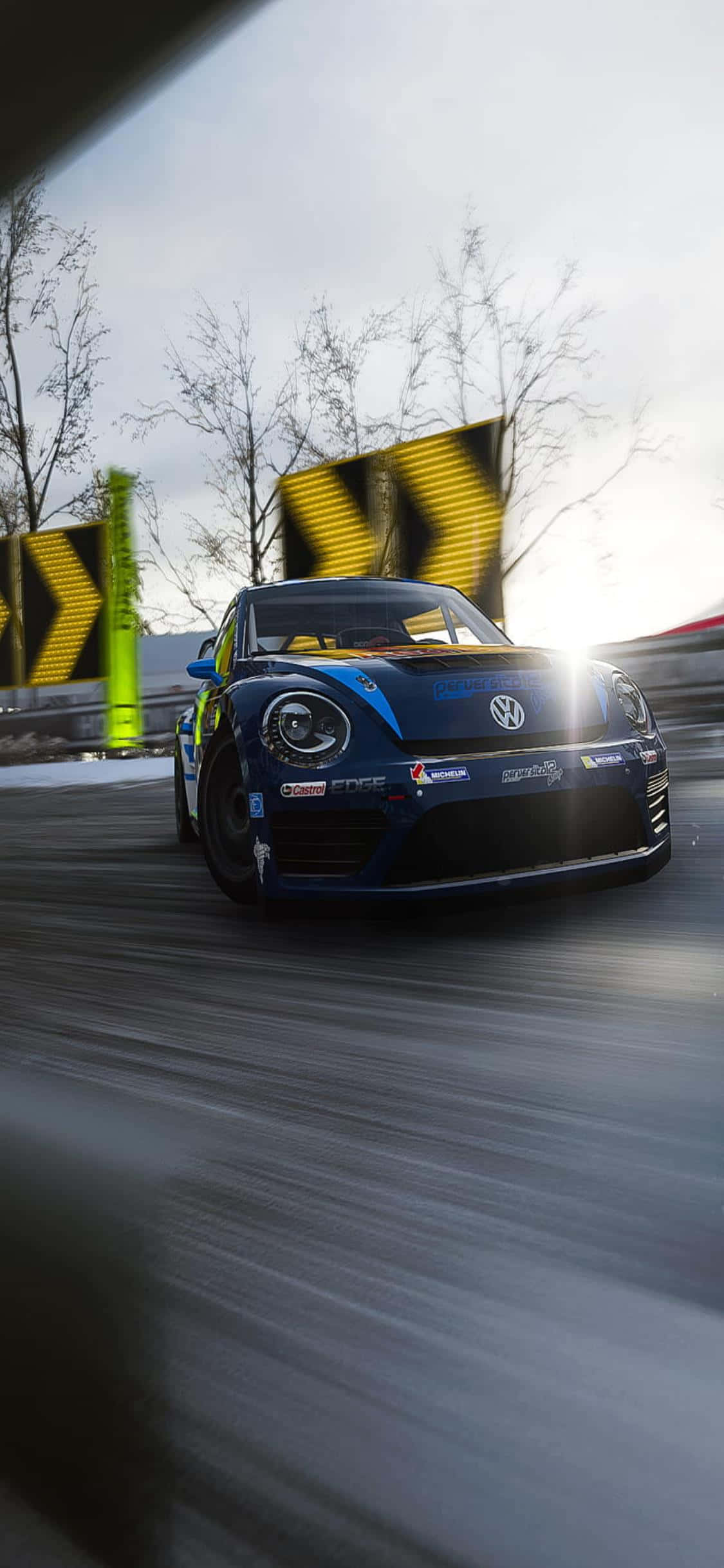 isang asul na volkswagen beetle na dumadaan sa isang maniyebeng daan Wallpaper
