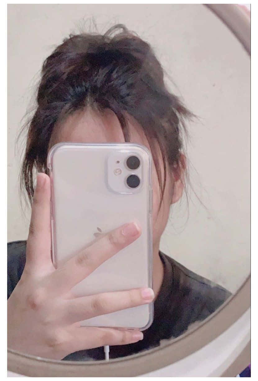 isang babae na nagse-selfie sa salamin Wallpaper
