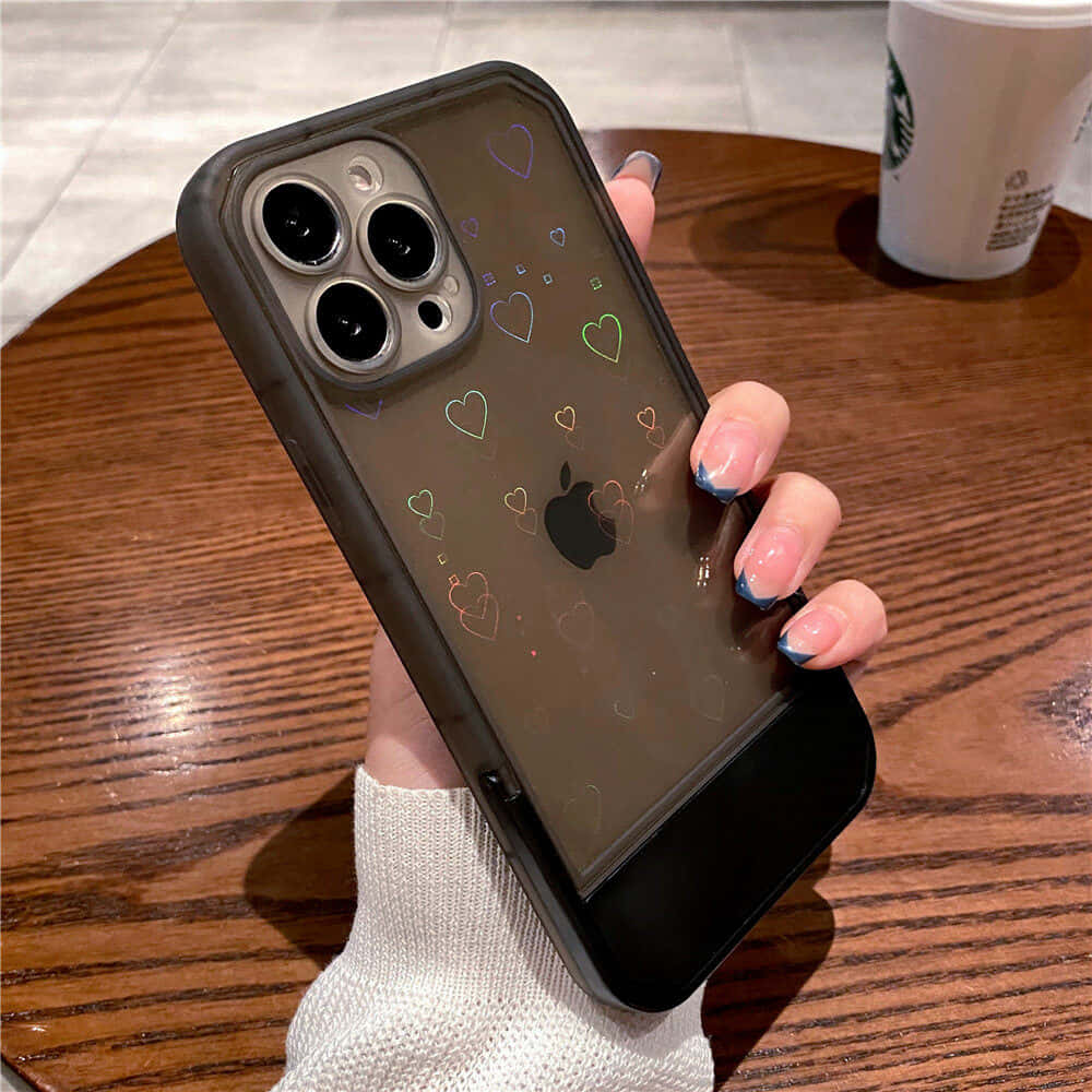 isang babaeng may hawak na iPhone 11 case na may mga puso Wallpaper