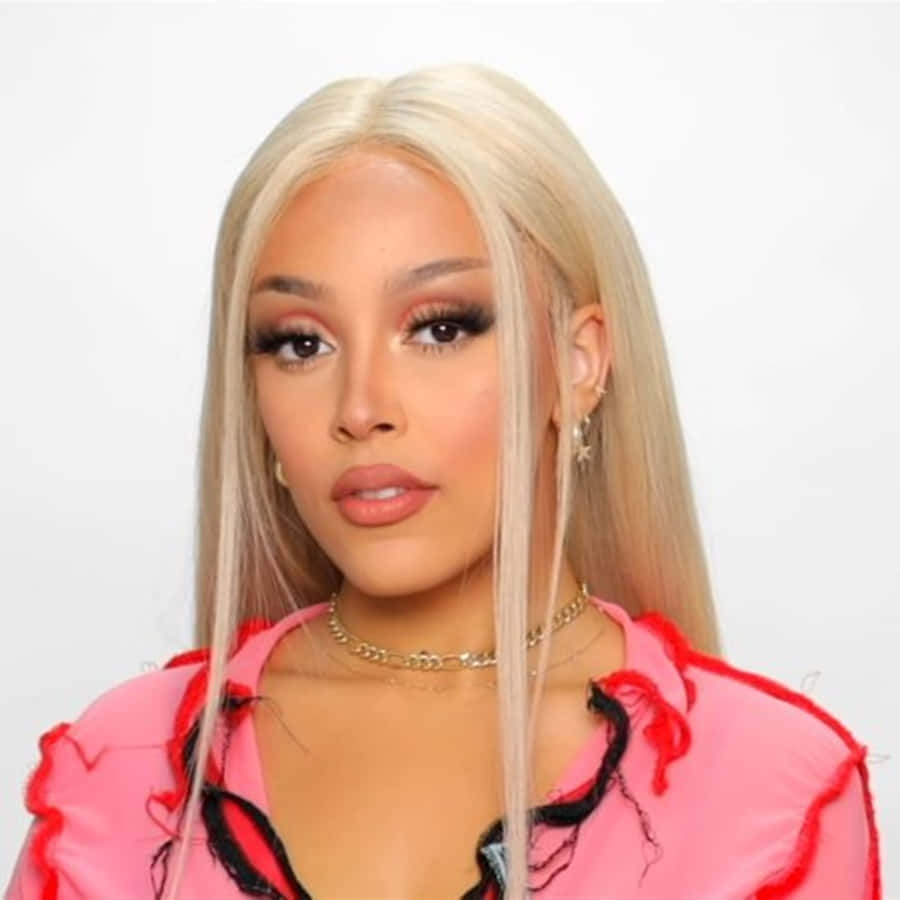 isang babaeng naka-pink na pang-itaas at may blond na buhok Wallpaper