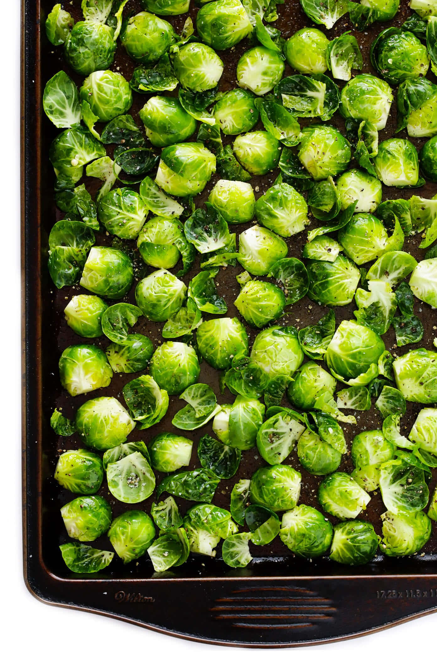 isang baking sheet na may mga brussel sprouts Wallpaper