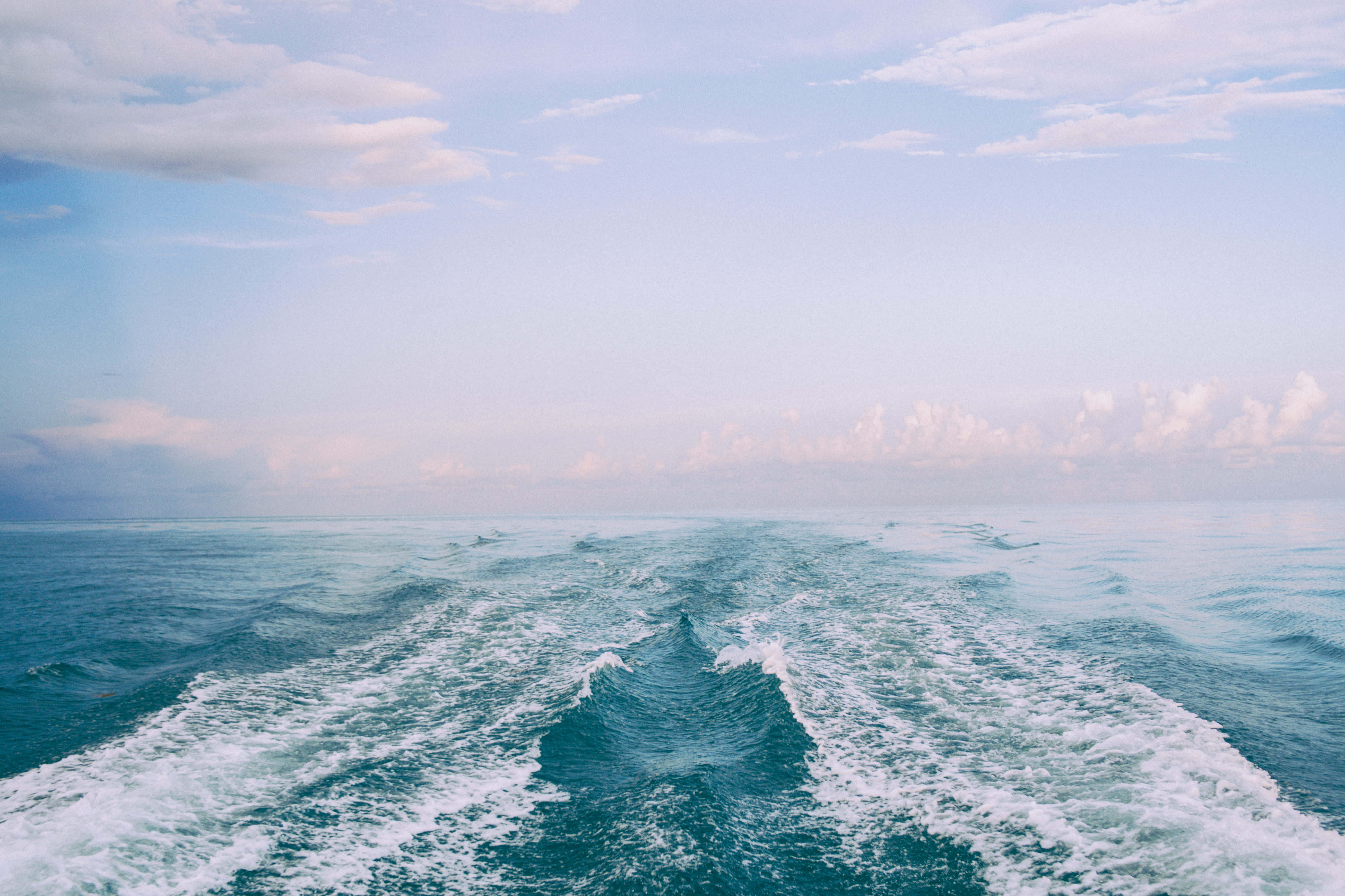 isang bangka sa karagatan Wallpaper