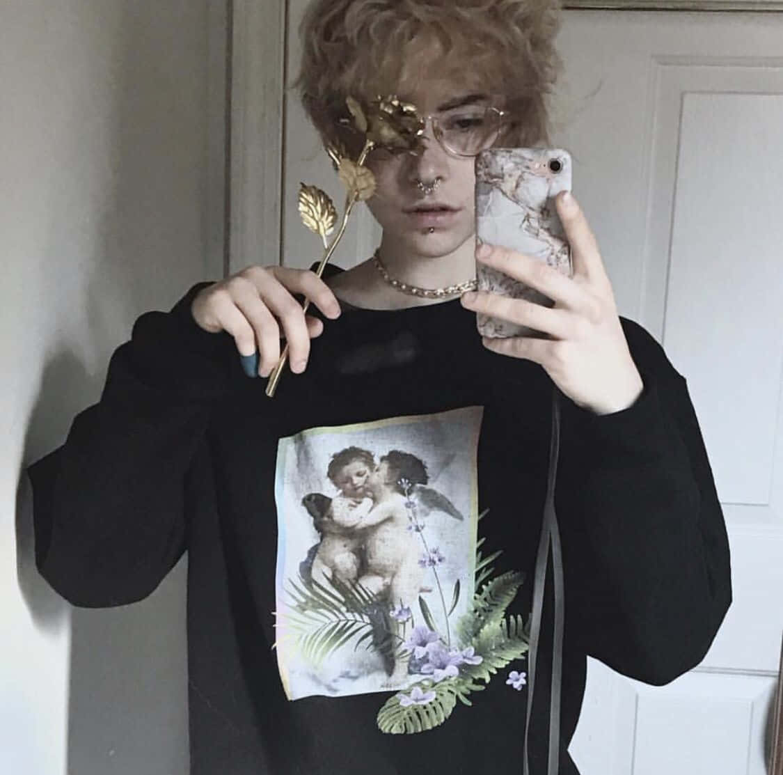 isang batang babae na nakasuot ng itim na sweatshirt na may larawan ng bulaklak Wallpaper
