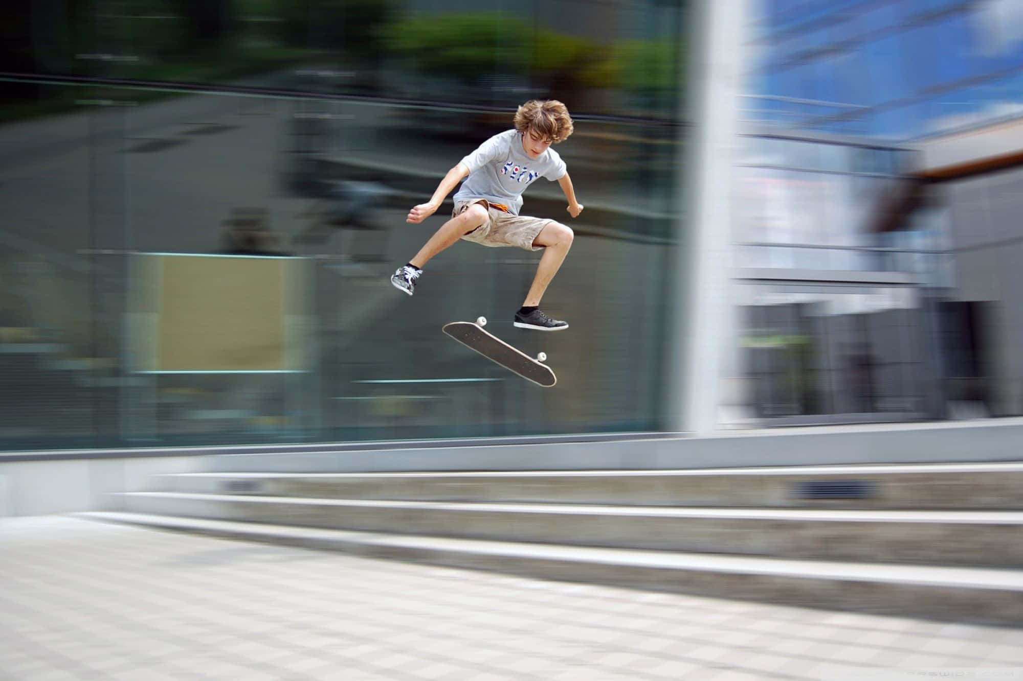 isang batang lalaki ang gumagawa ng trick sa skateboard Wallpaper