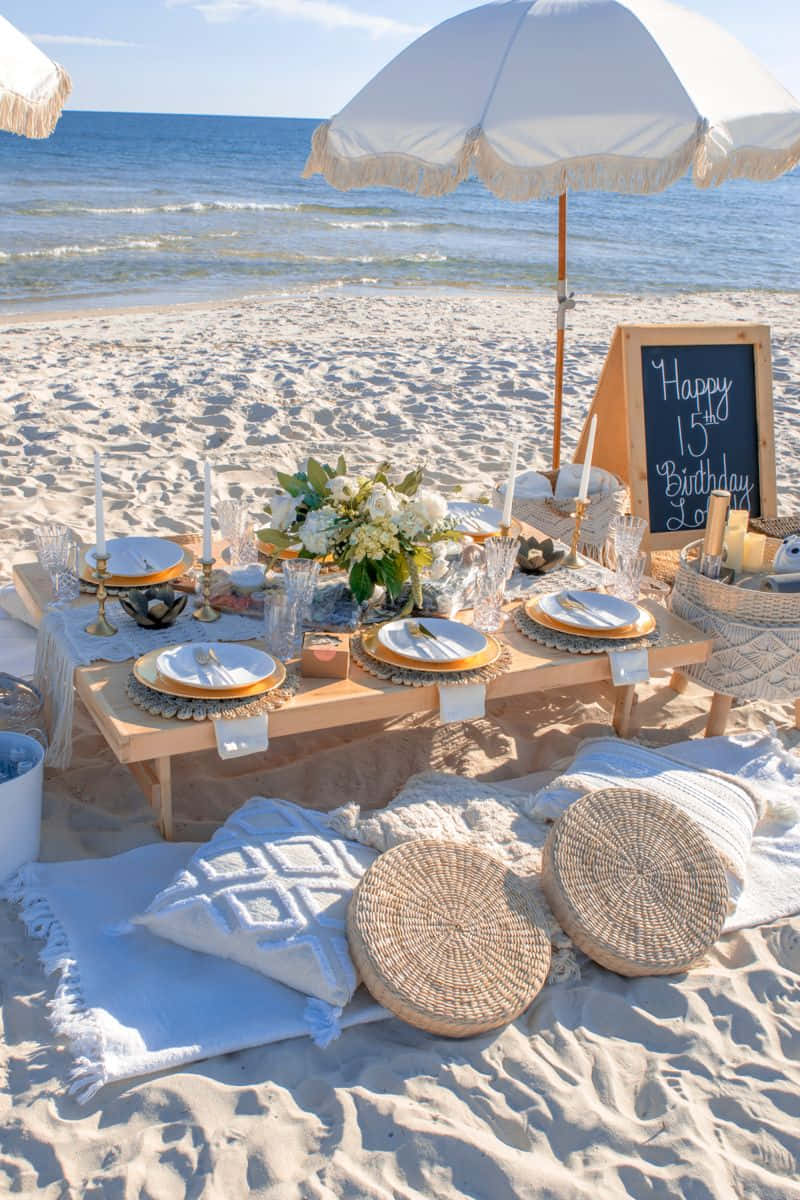 Isang beach party na may puting mantel at puting payong Wallpaper