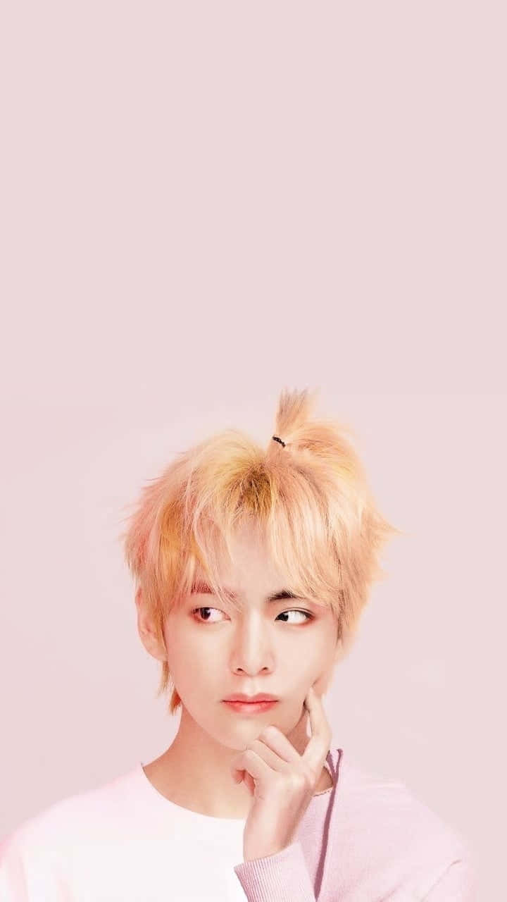 Isang binata na may blonde na buhok at pink na damit Wallpaper