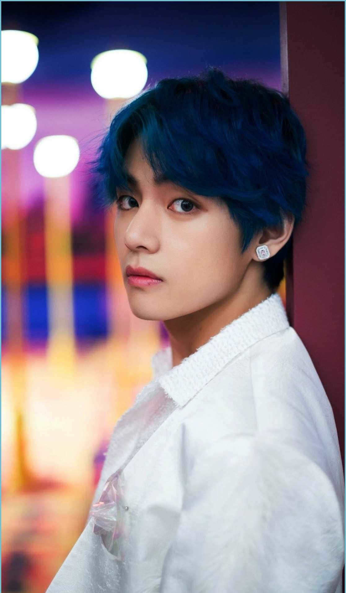isang binata na may asul na buhok na nagpapakuha ng litrato Wallpaper