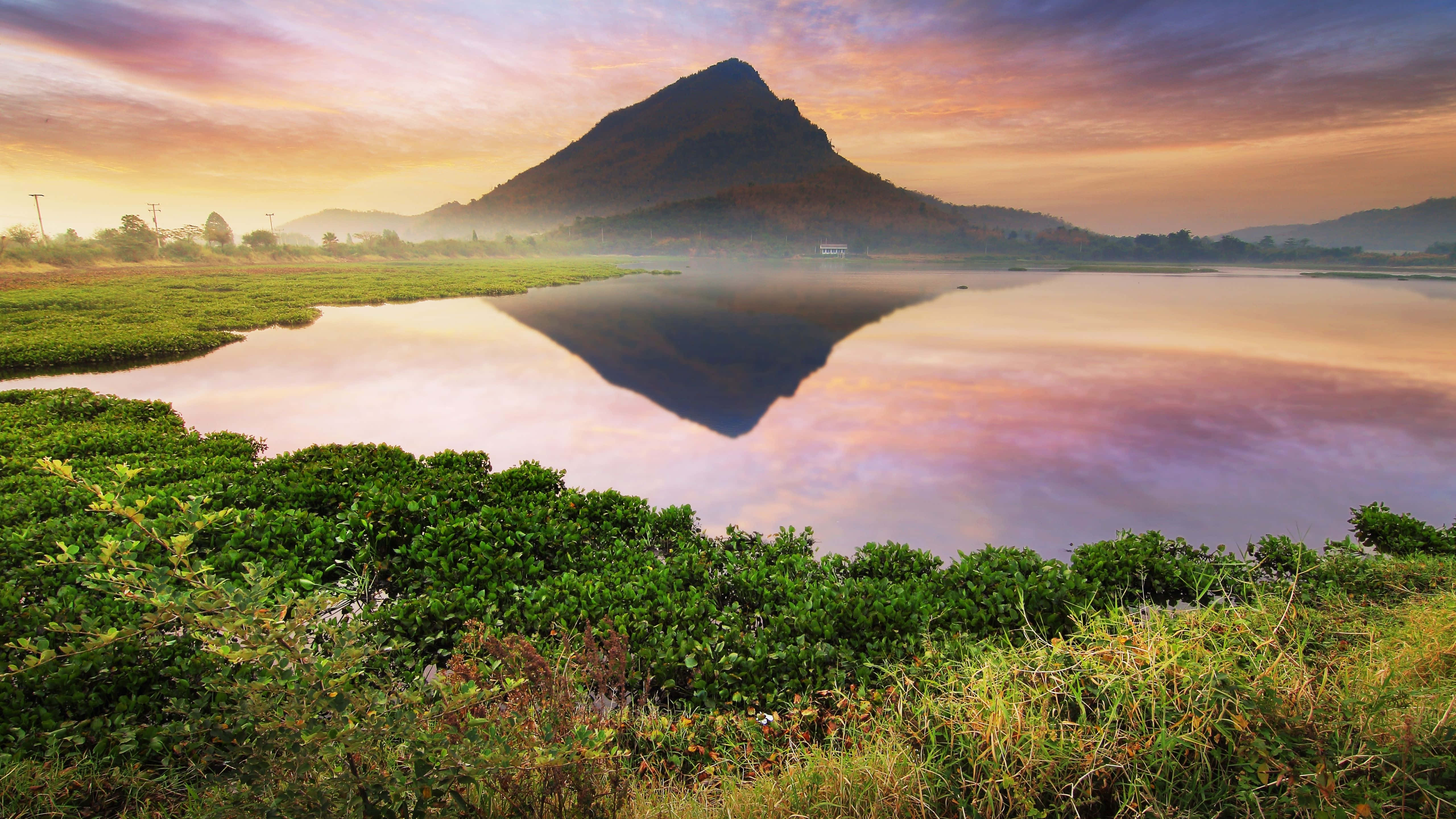 isang bundok ang nasasalamin sa tubig Wallpaper