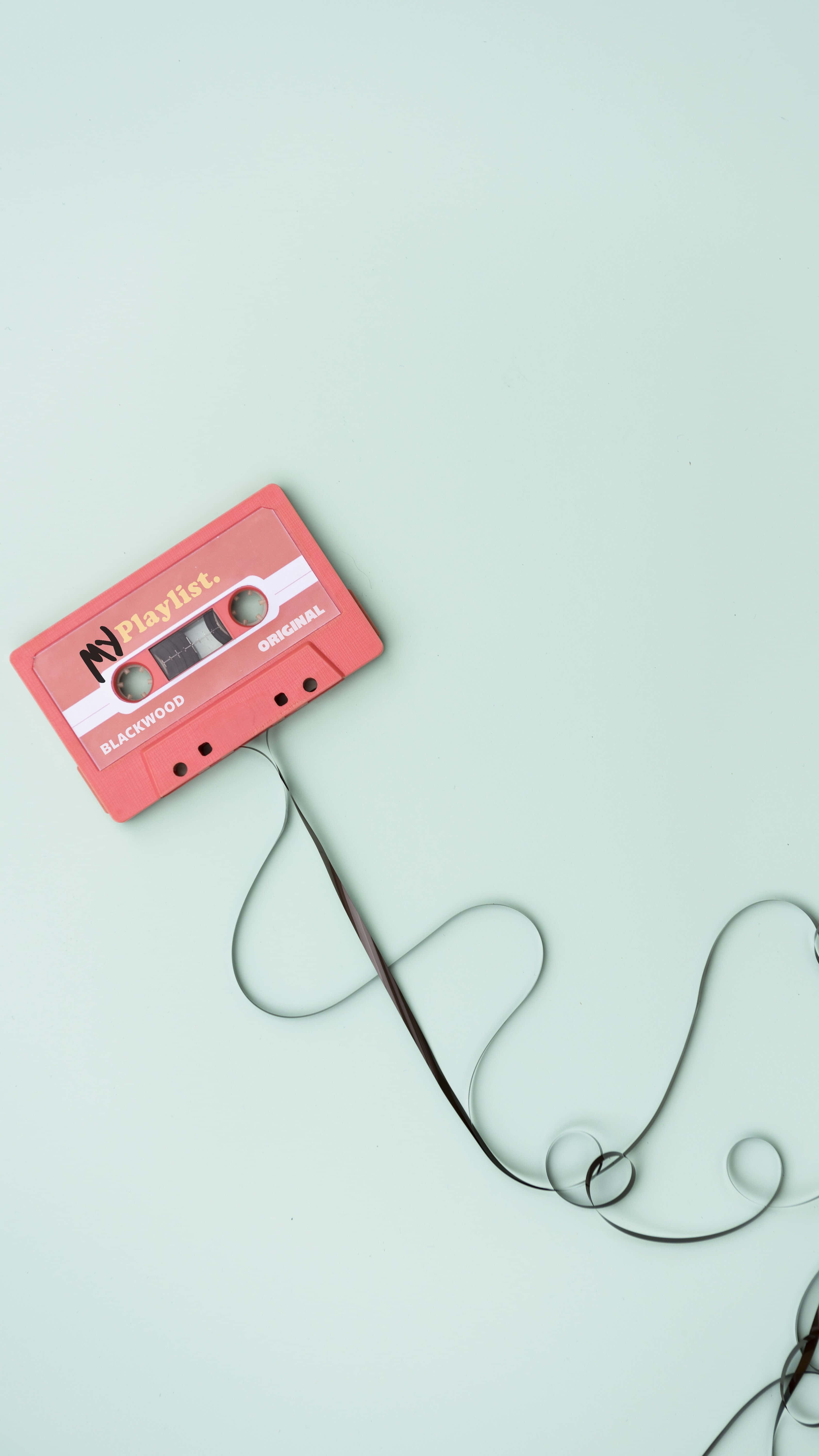 Isang cassette tape na nakakonekta sa isang kawad Wallpaper