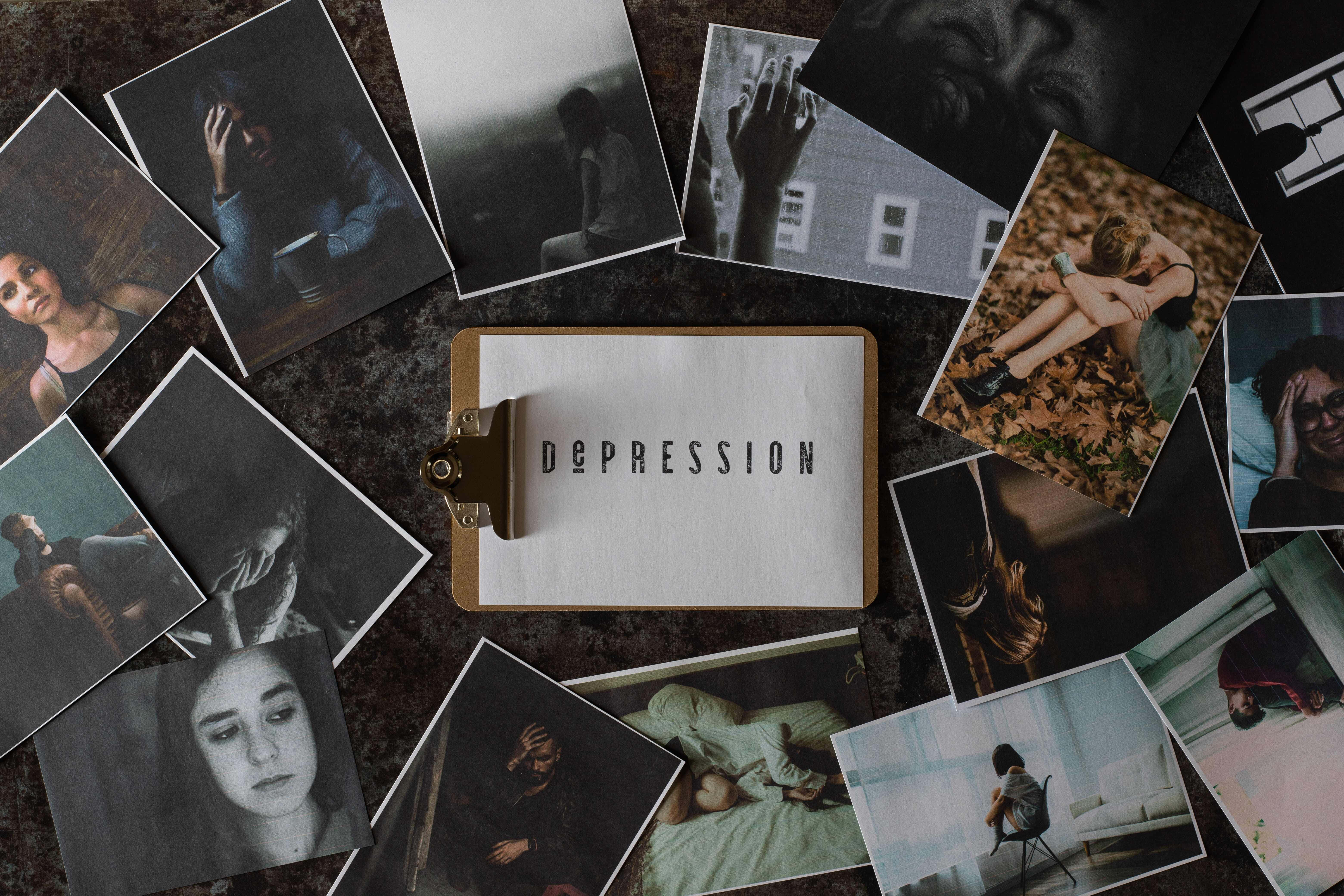 isang clipboard na may mga larawan ng depresyon Wallpaper