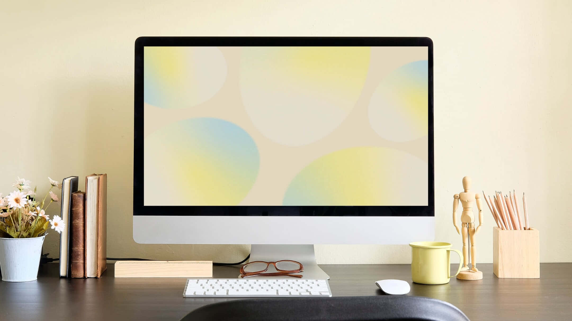 isang computer monitor sa isang desk na may dilaw na background Wallpaper