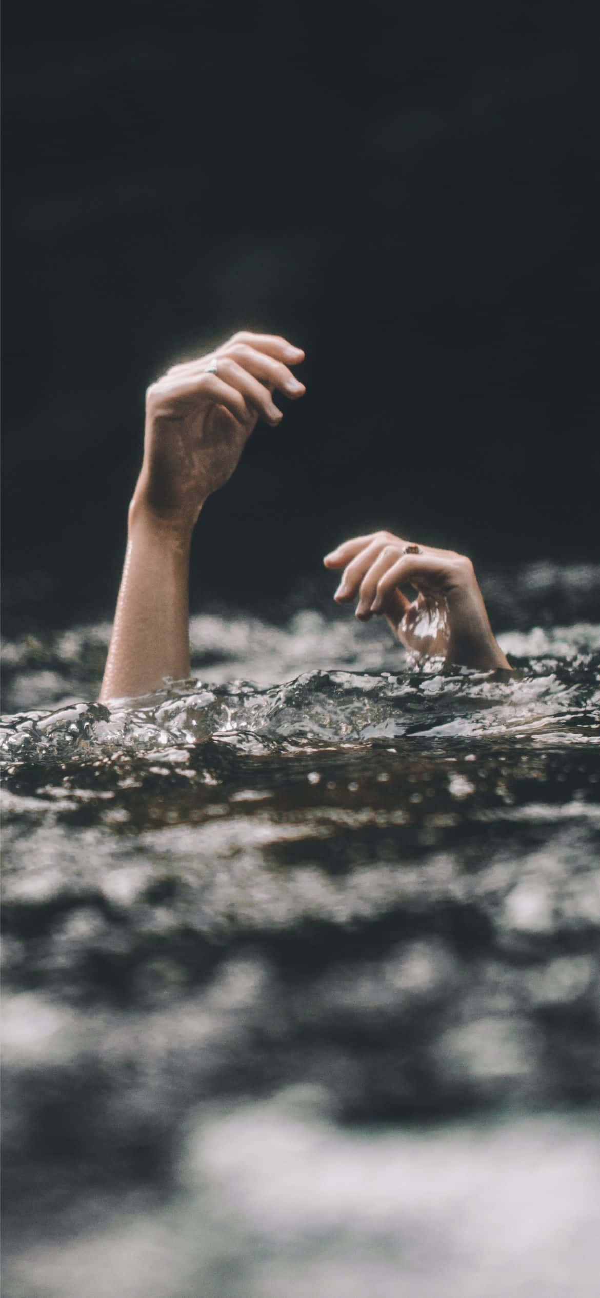Isang dark, slightly melancholy phone sa gitna ng somewhat lonely landscape Wallpaper