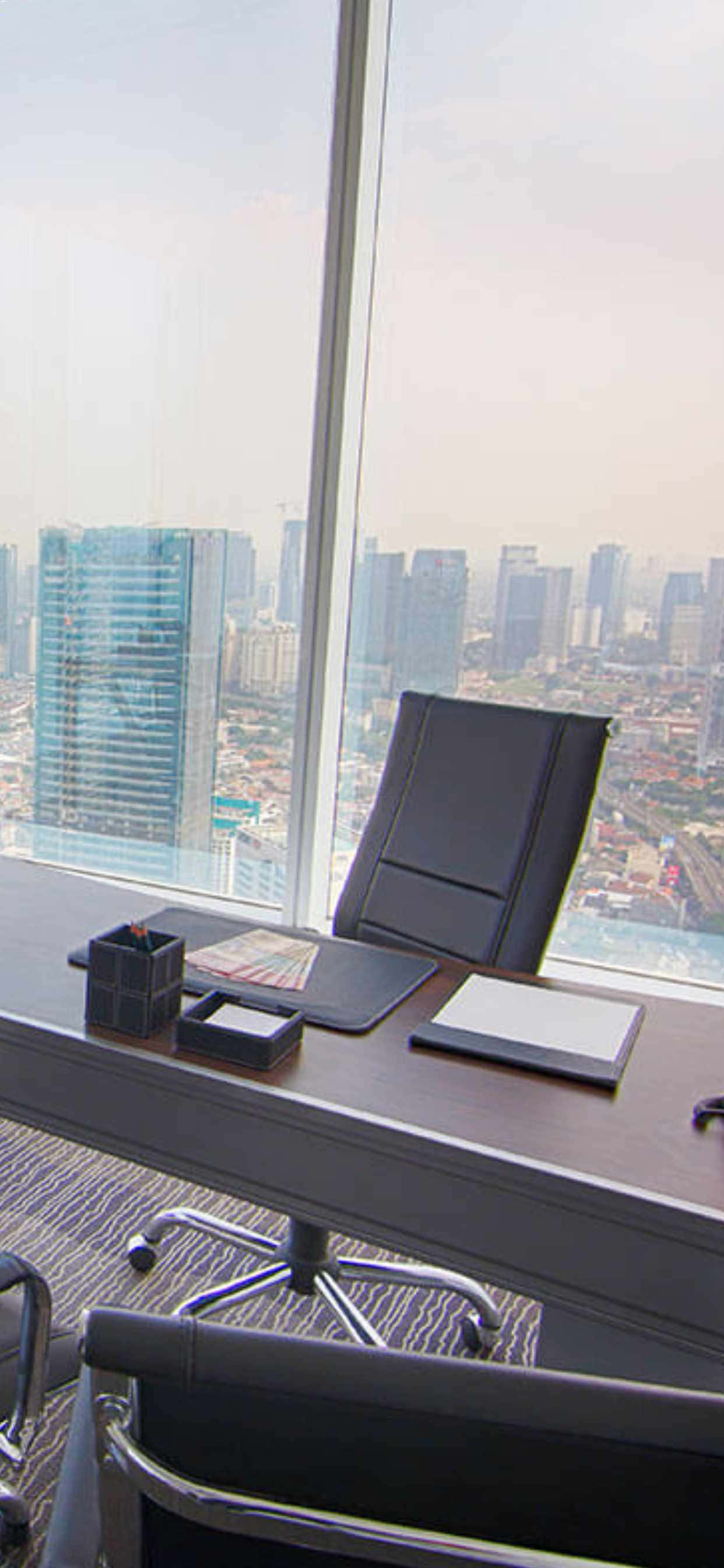 isang desk na may isang silya at isang laptop Wallpaper