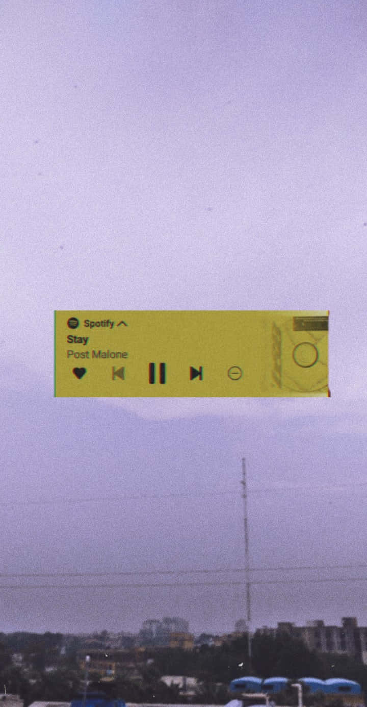 Isang dilaw na karatula ang nakabitin mula sa langit Wallpaper
